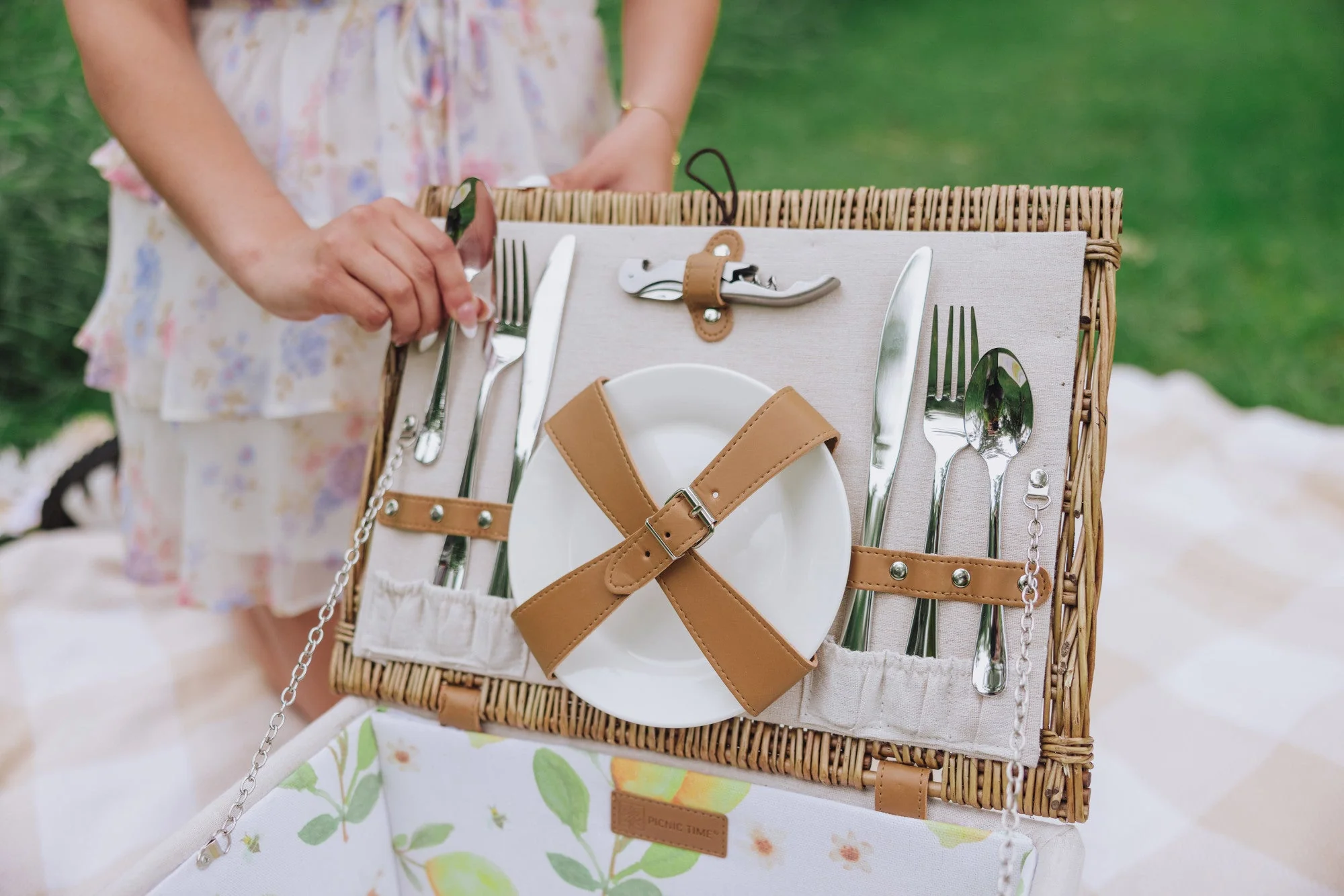 Lemongrove Picnic Basket for 2 - Bees & Lemons - Image 7