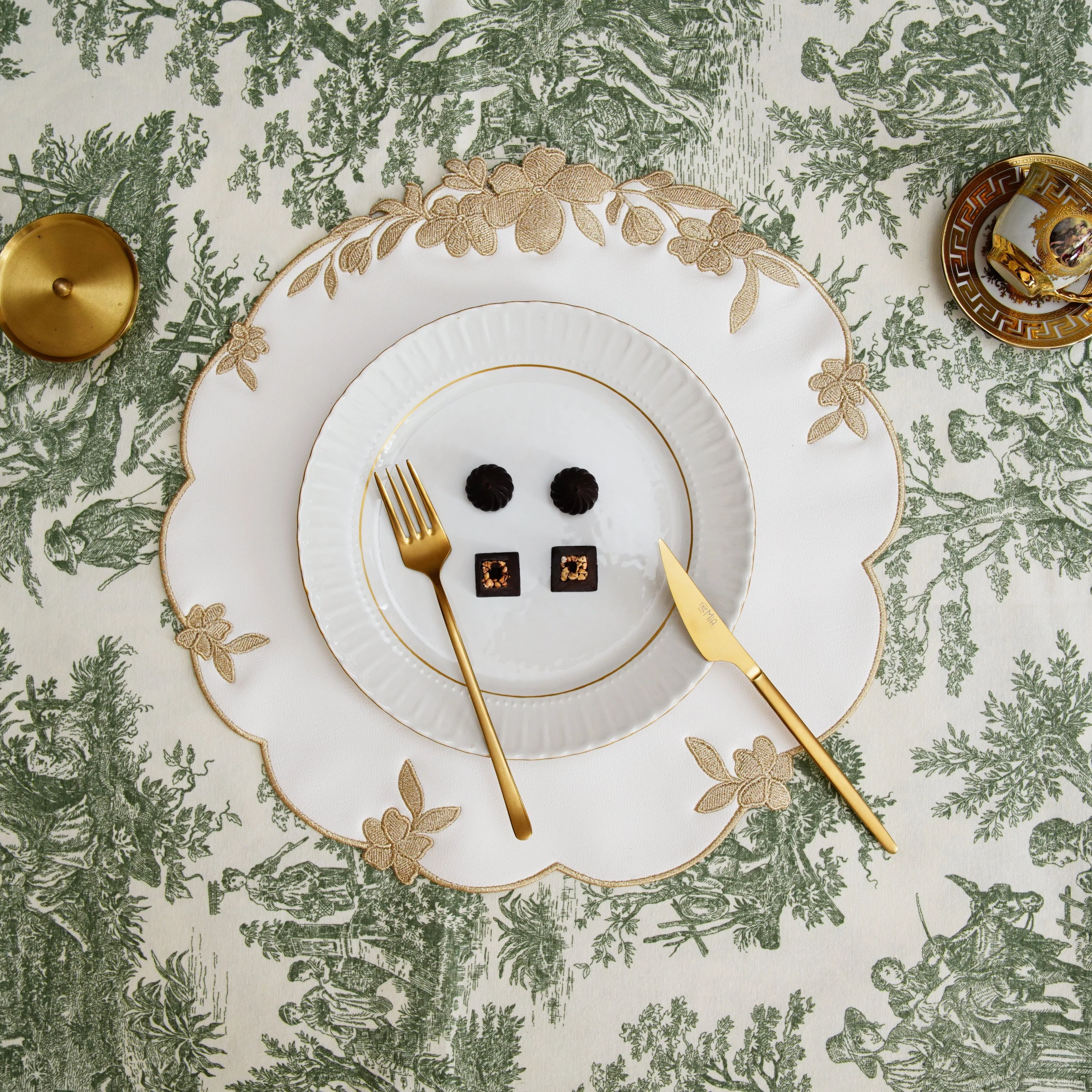LOTUS WHITE GOLD ROUND FAUX LEATHER PLACEMAT - Image 5
