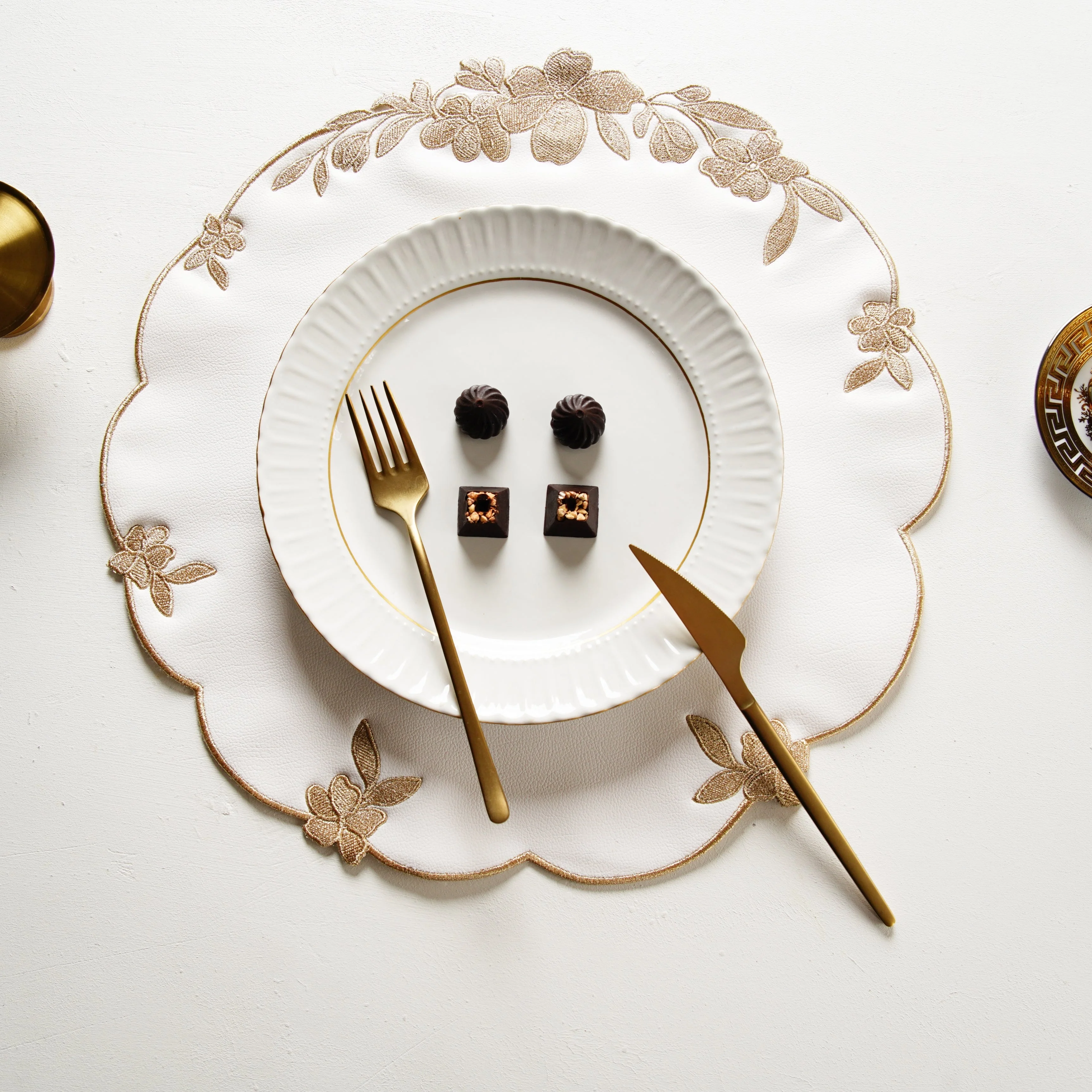 LOTUS WHITE GOLD ROUND FAUX LEATHER PLACEMAT - Image 7