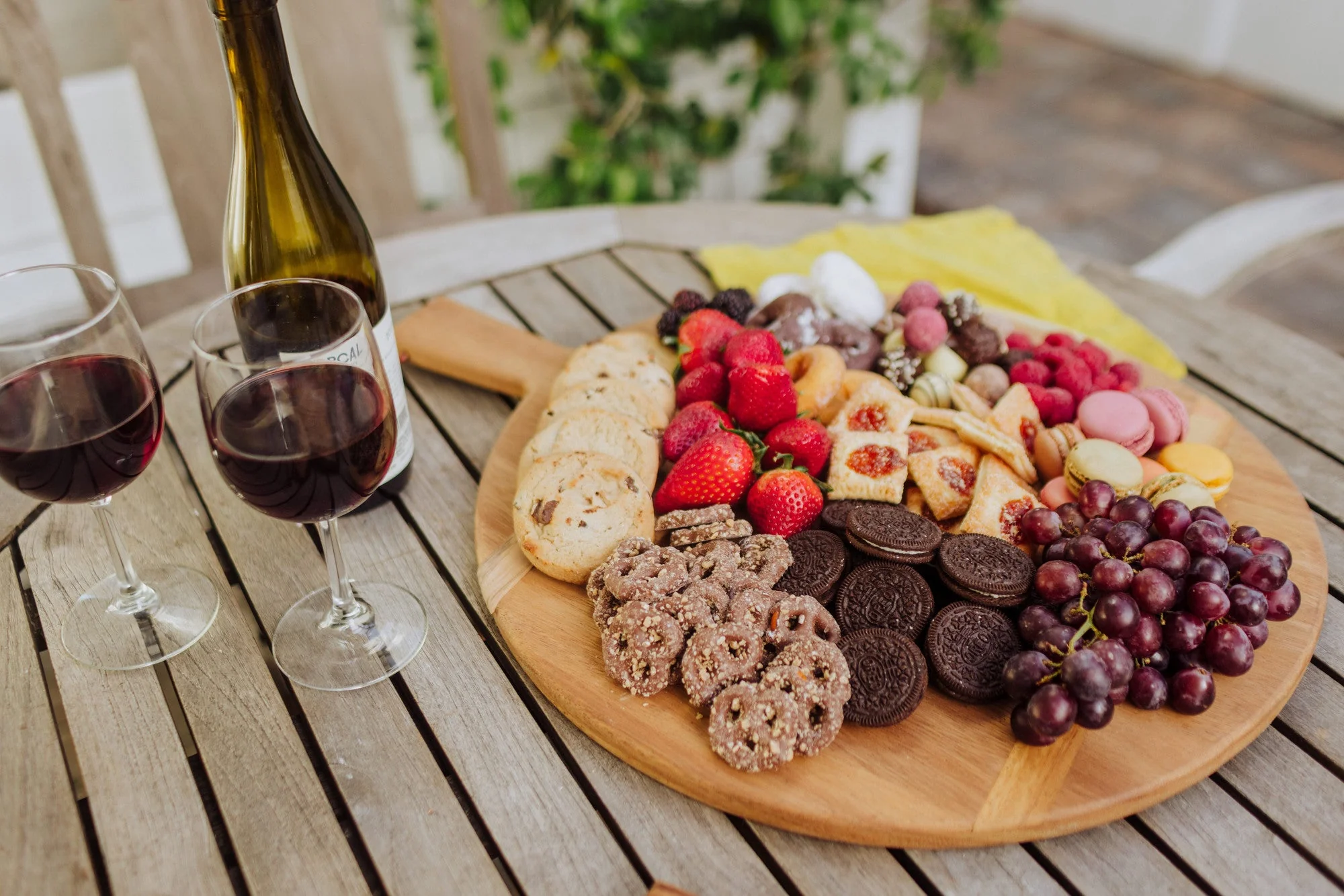 Madera Round Charcuterie Board - 22.5" x 18" - Image 8