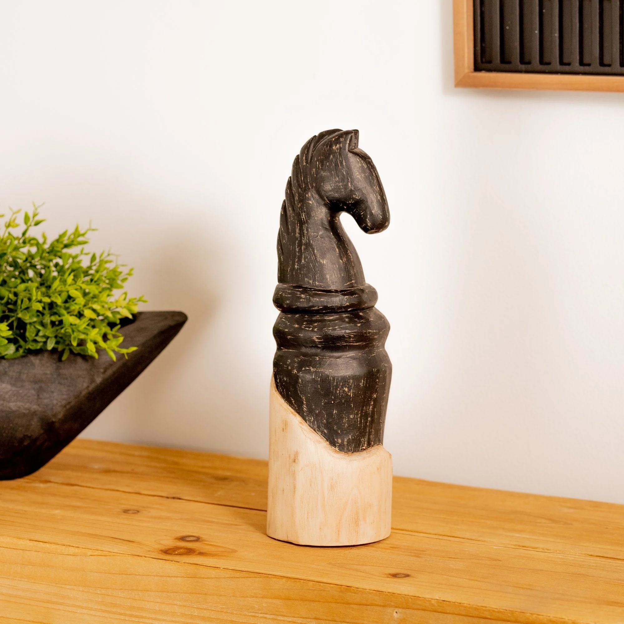 Mango wood knight chess piece sculpture (set of 2) - Image 2