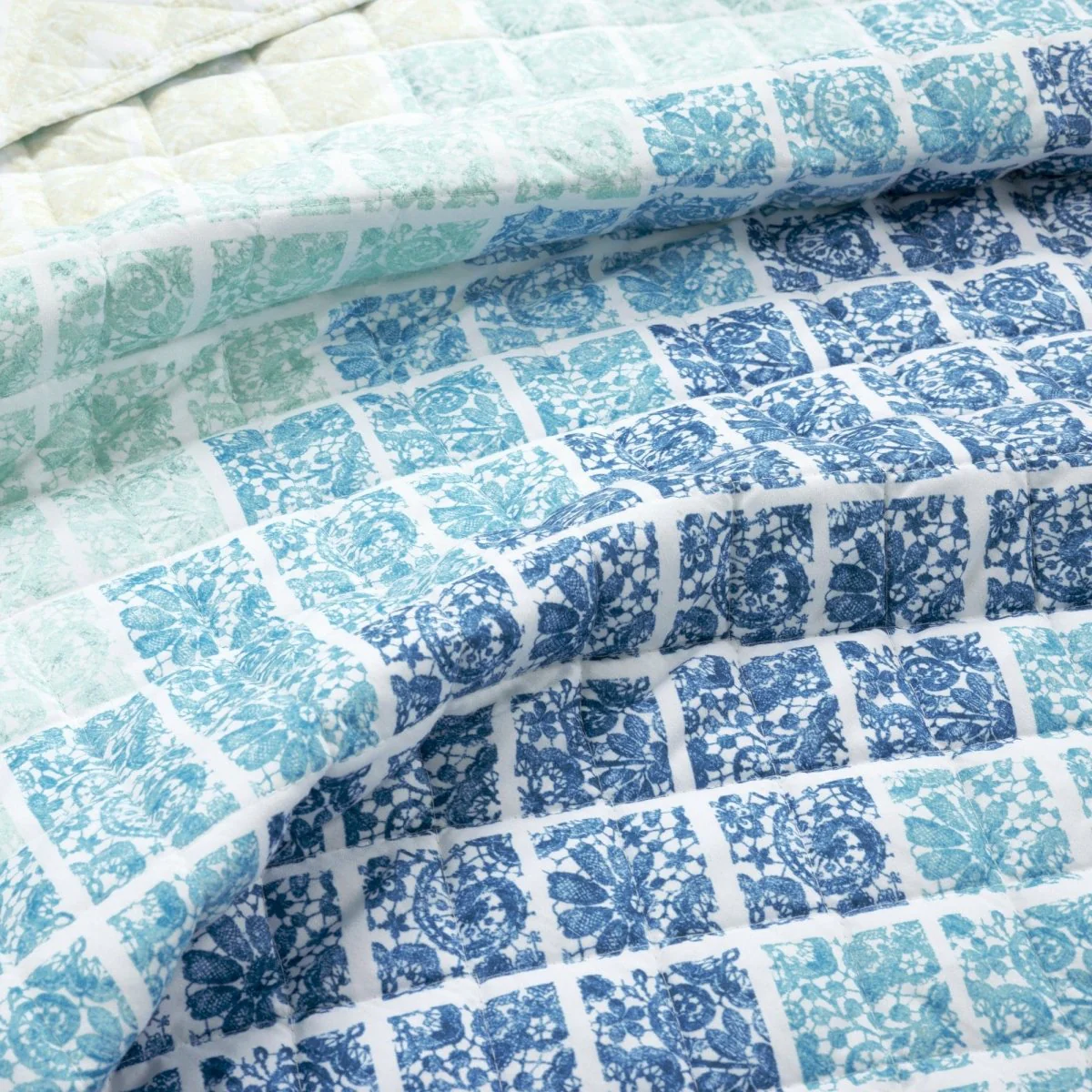 Medallion Ombre Reversible Quilt 3 Piece Set - Image 11