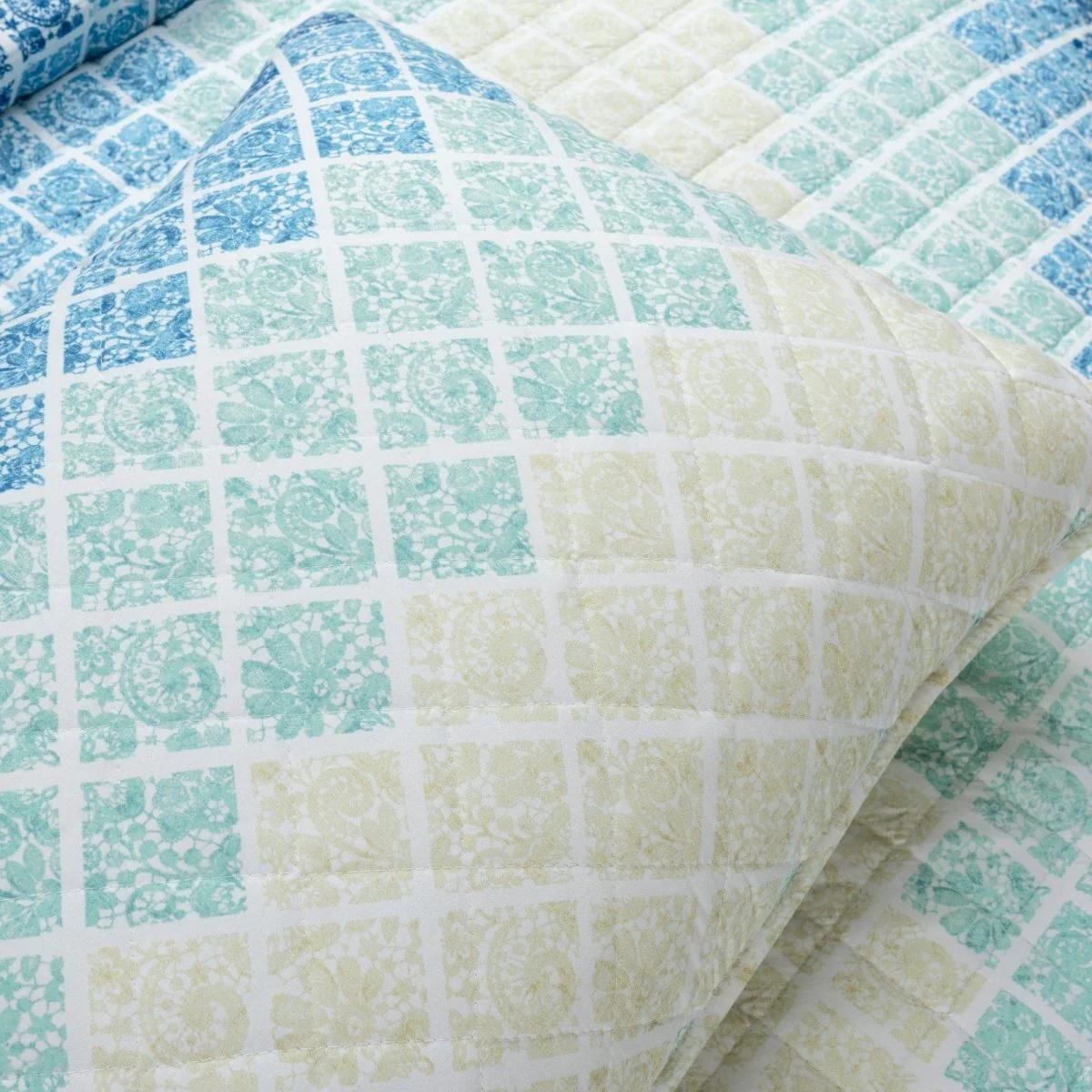 Medallion Ombre Reversible Quilt 3 Piece Set - Image 12