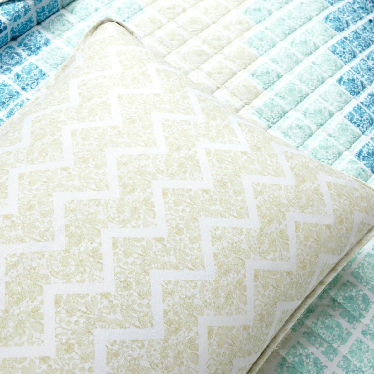 Medallion Ombre Reversible Quilt 3 Piece Set - Image 13