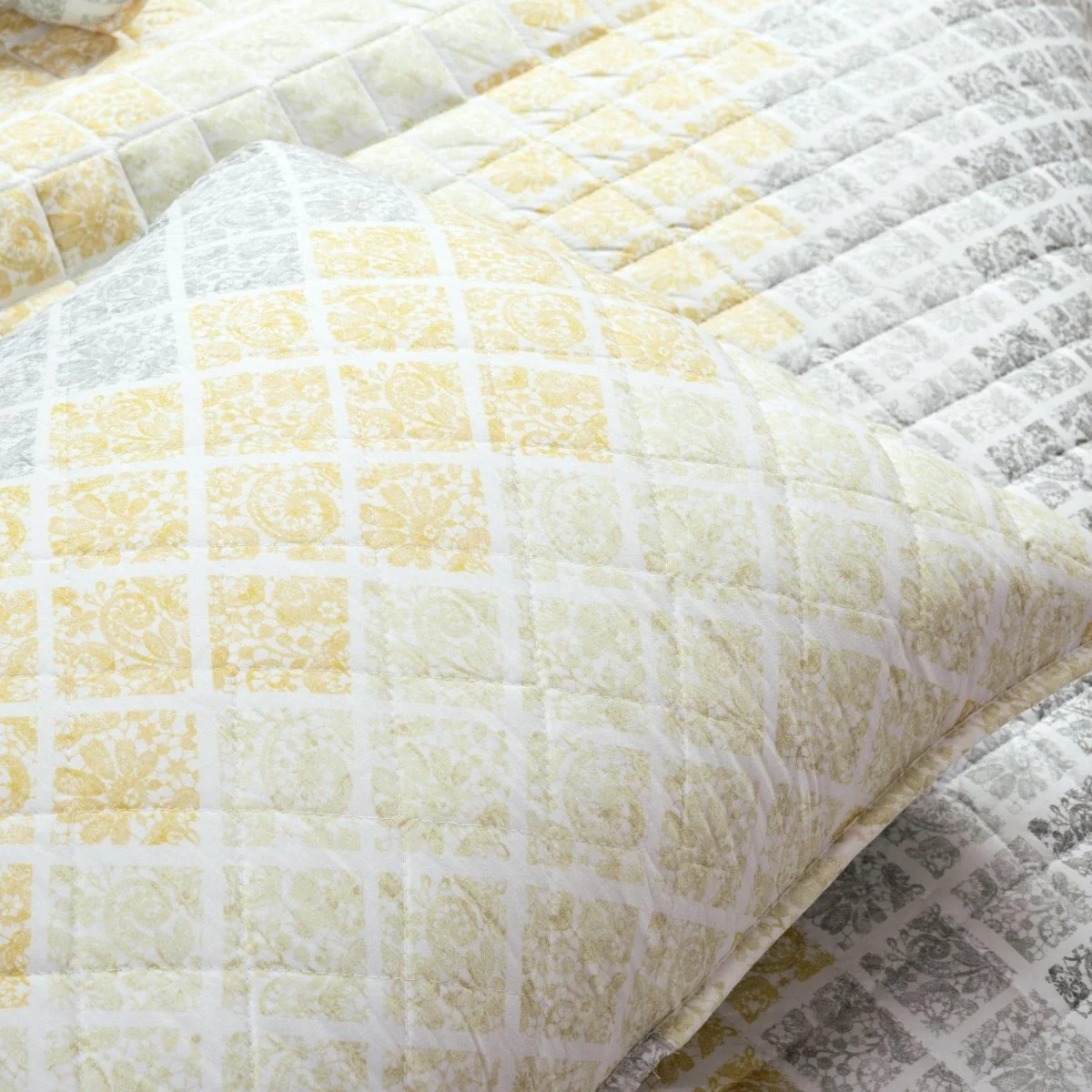 Medallion Ombre Reversible Quilt 3 Piece Set - Image 5