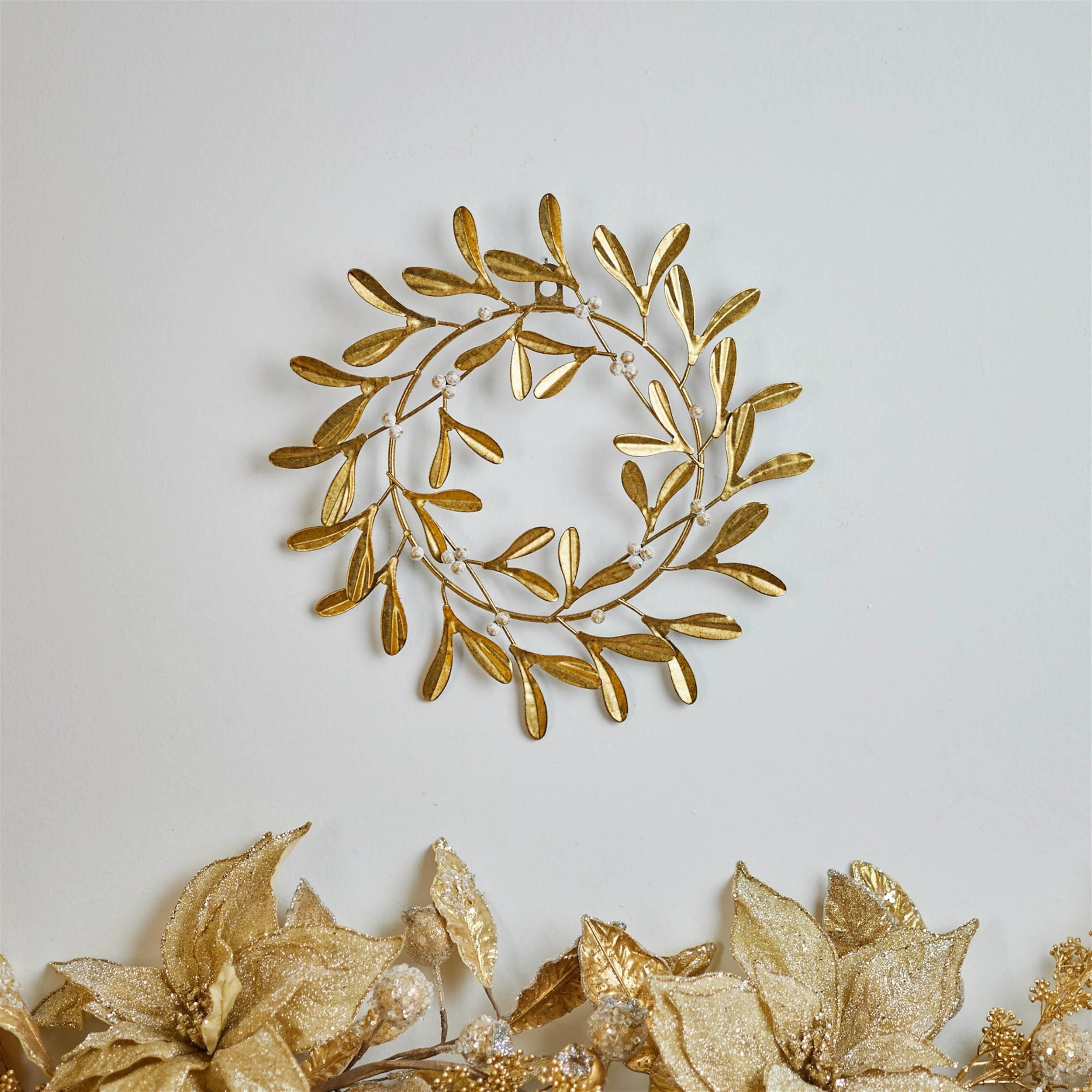 Metal Mistletoe Wreath Decor 12"D
