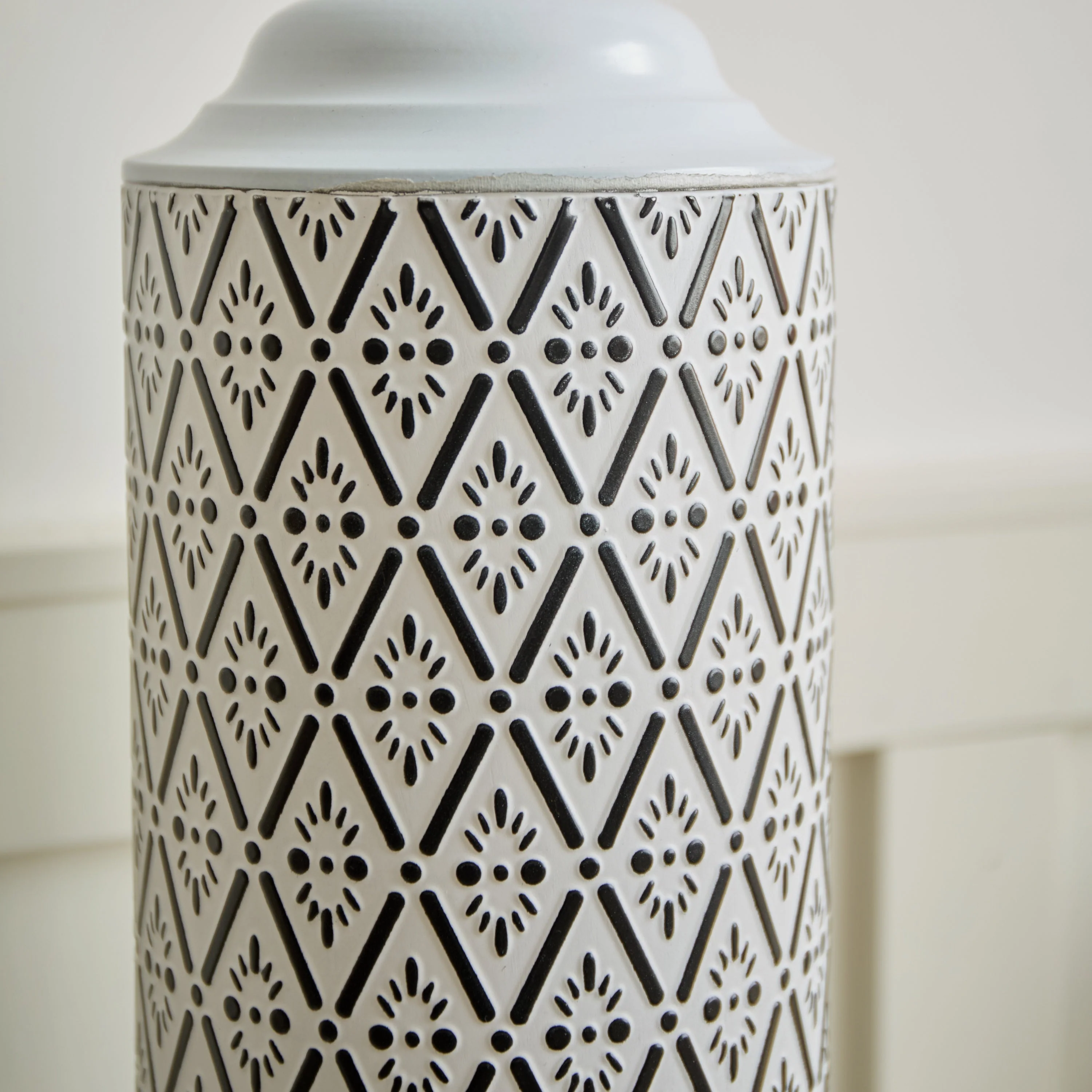 Modern Floor Vase Set – White & Black Metal Vases with Geometric Pattern – 3-Piece Home Decor Set in 24.8 in, 29.13 in & 33.85 in Heights - Image 19