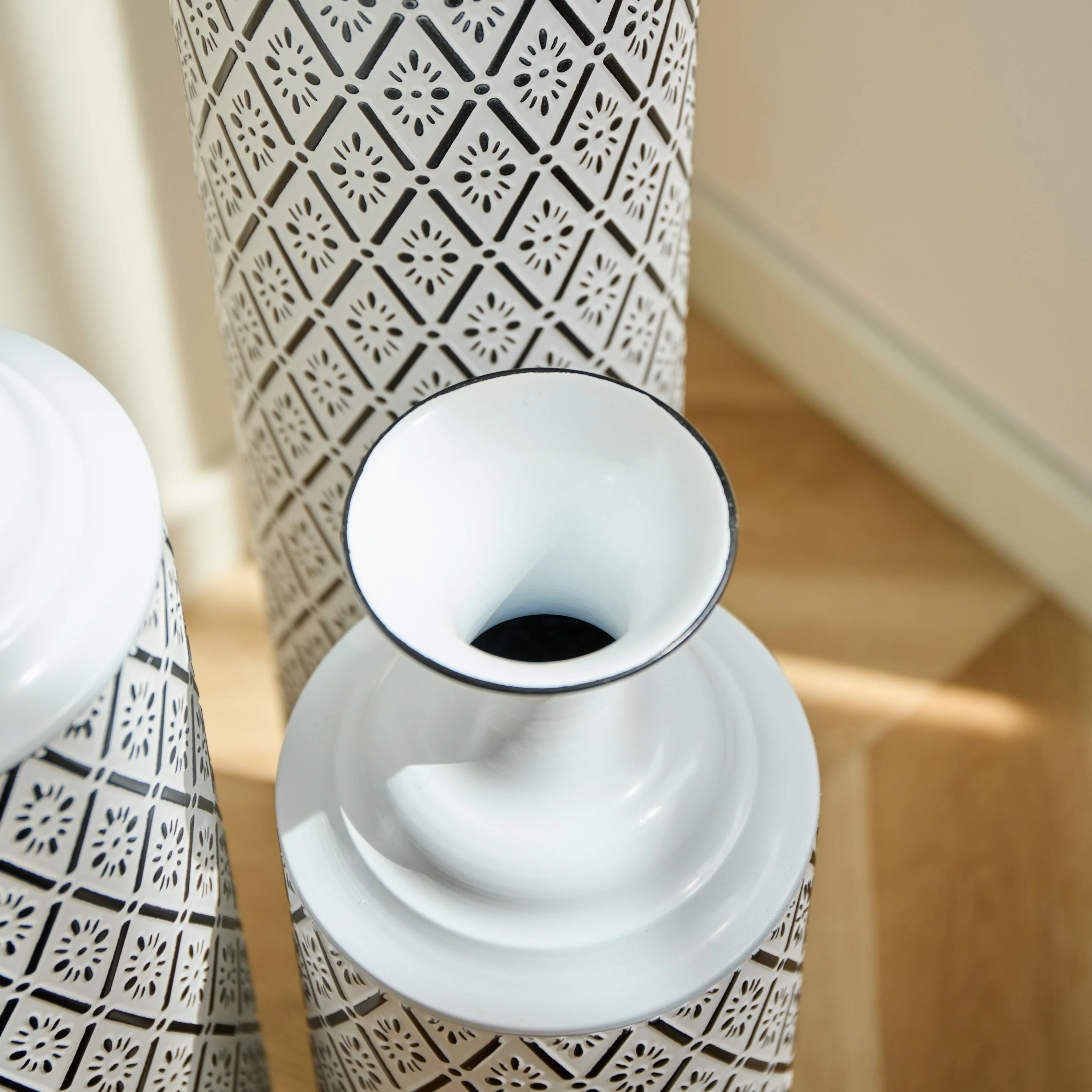 Modern Floor Vase Set – White & Black Metal Vases with Geometric Pattern – 3-Piece Home Decor Set in 24.8 in, 29.13 in & 33.85 in Heights - Image 20