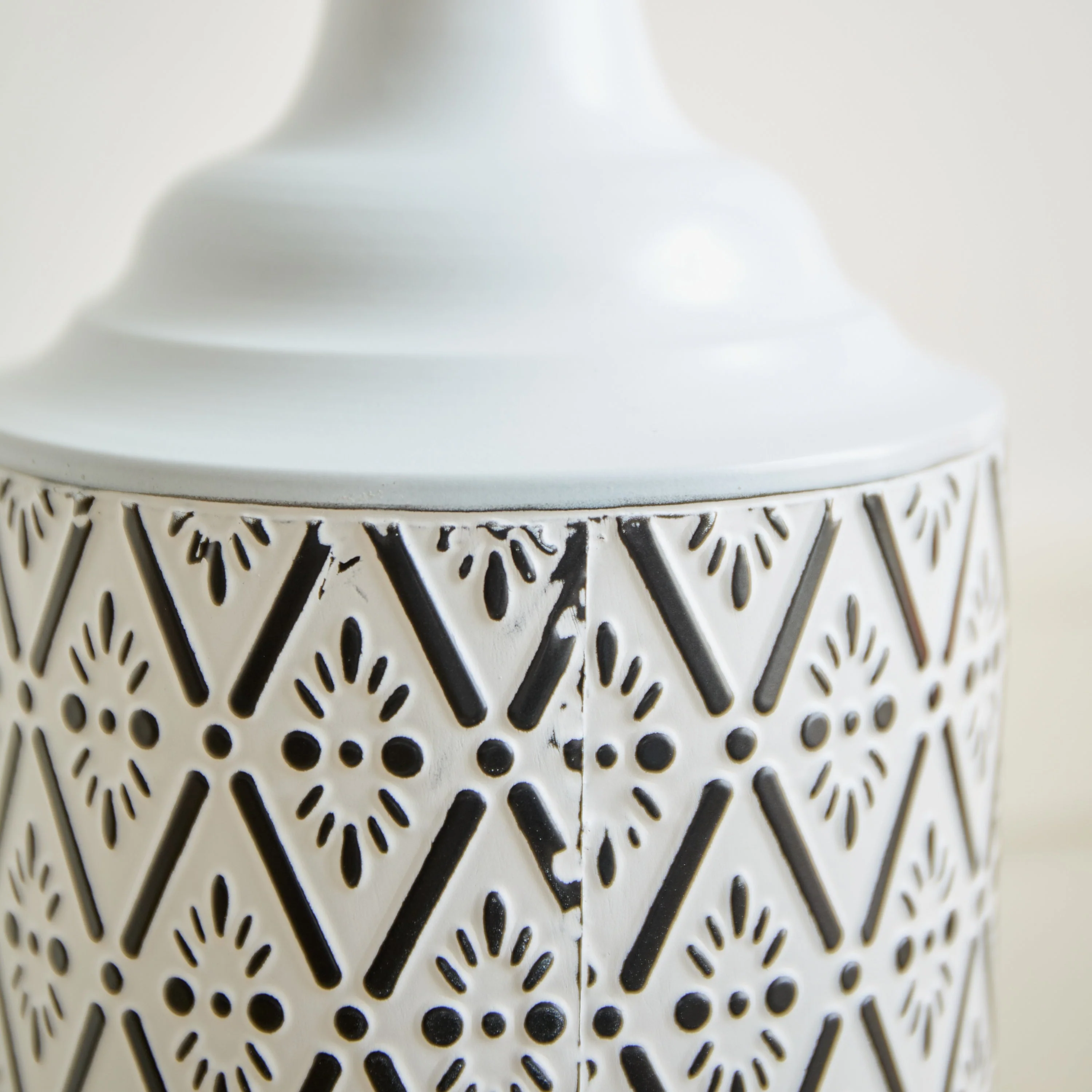 Modern Floor Vase Set – White & Black Metal Vases with Geometric Pattern – 3-Piece Home Decor Set in 24.8 in, 29.13 in & 33.85 in Heights - Image 21