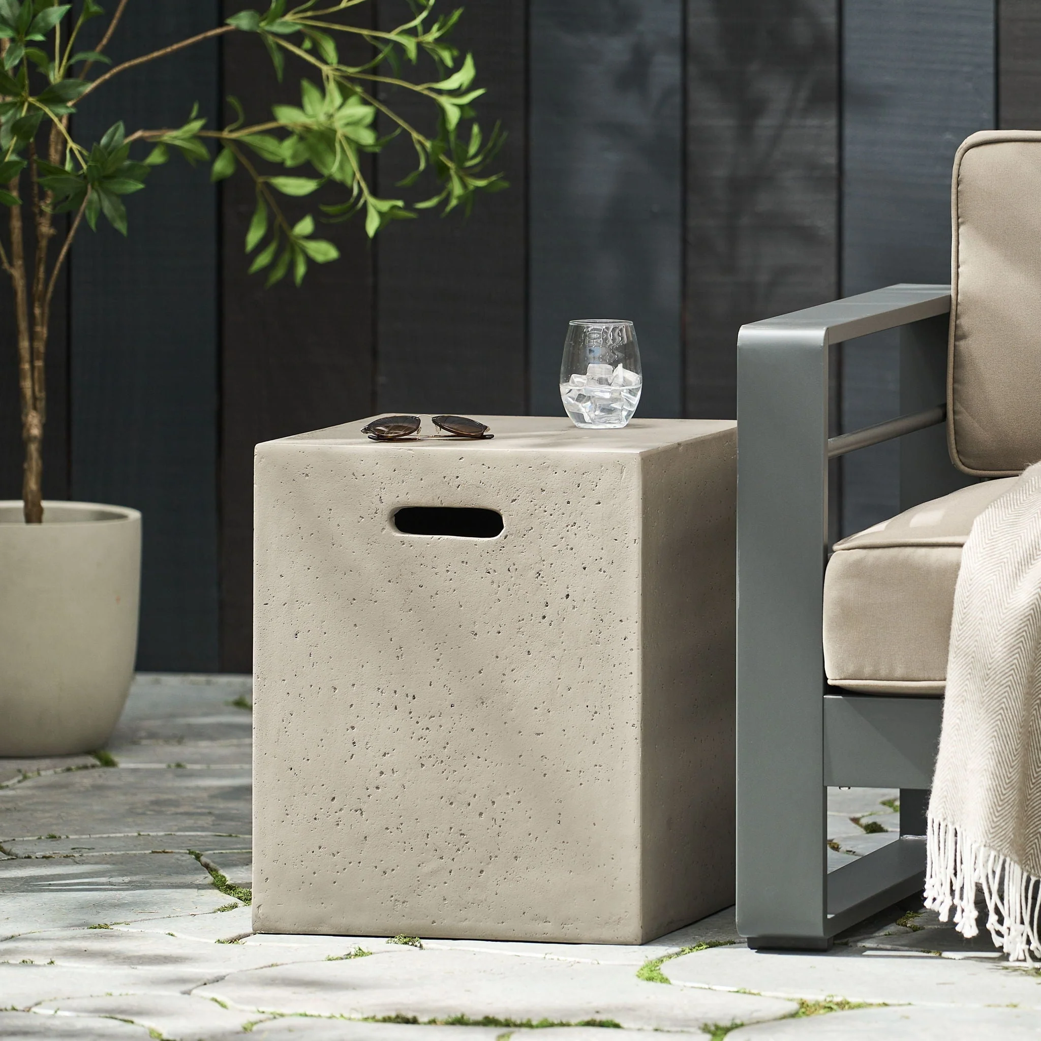 Modern Tank Holder Side Table With Smooth Concrete Surface - Image 3
