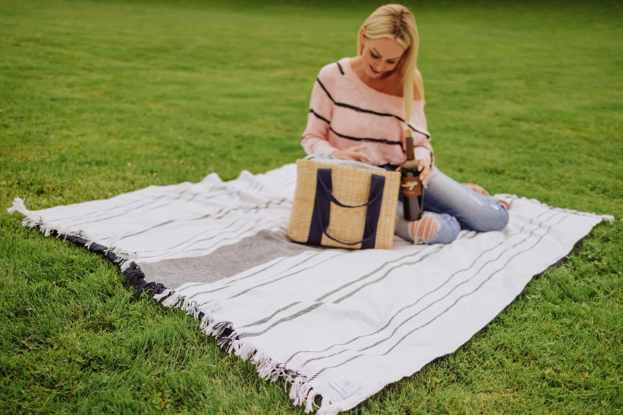 Montecito Picnic Blanket with Harness - Image 14