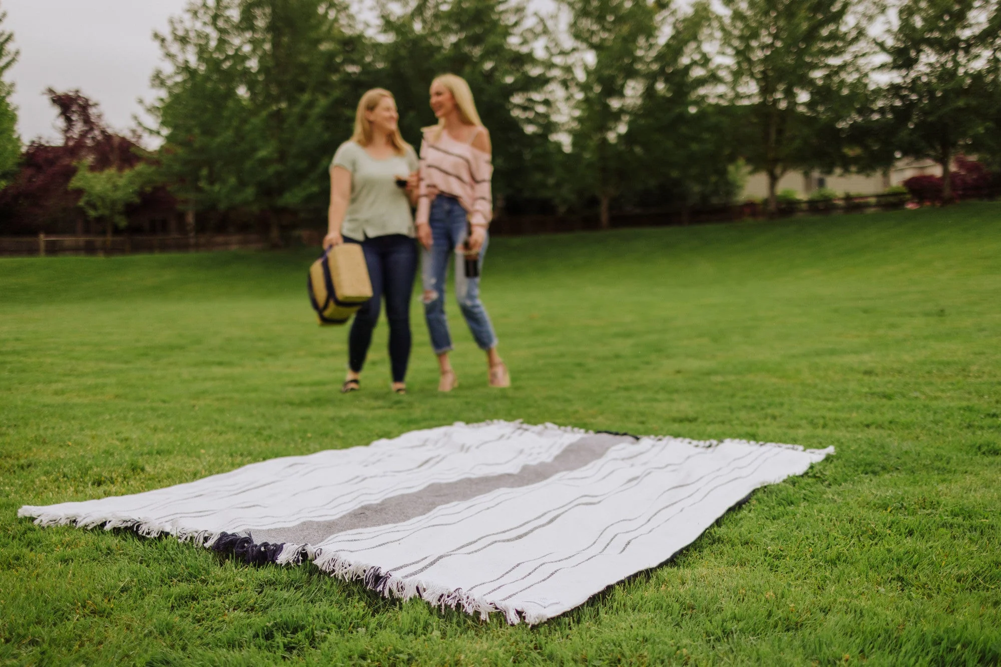 Montecito Picnic Blanket with Harness - Image 17