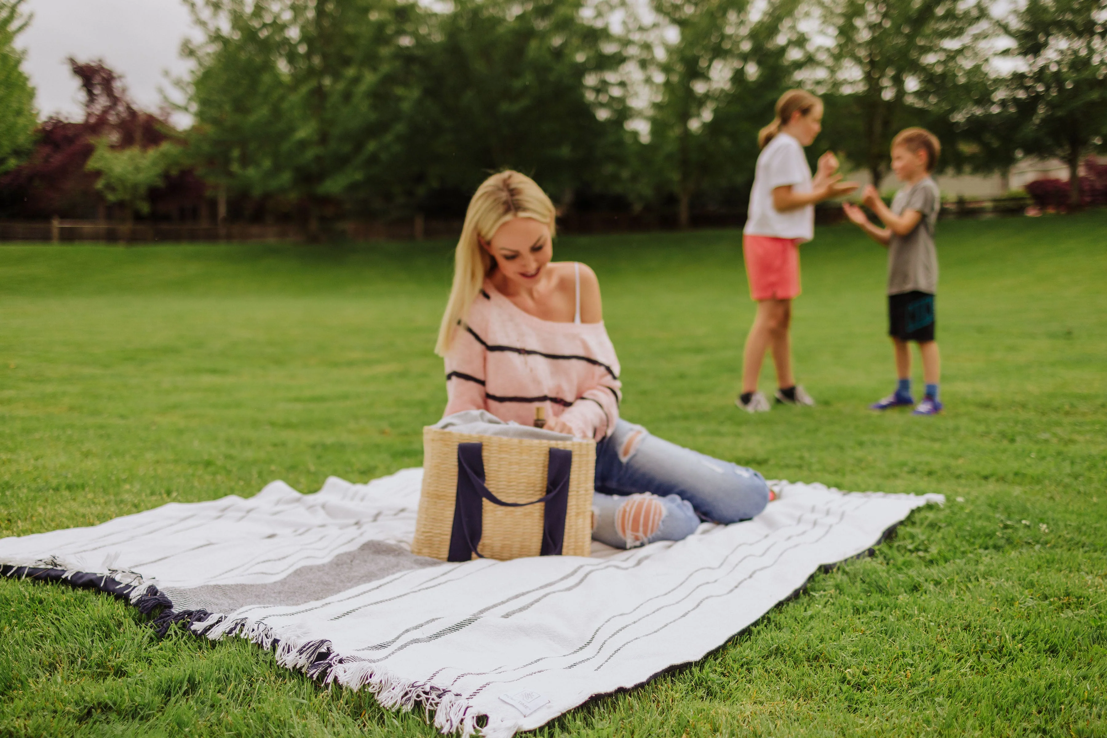 Montecito Picnic Blanket with Harness - Image 23