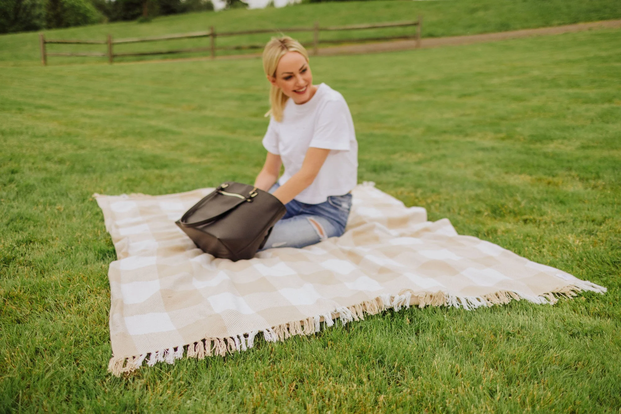 Montecito Picnic Blanket with Harness - Image 4
