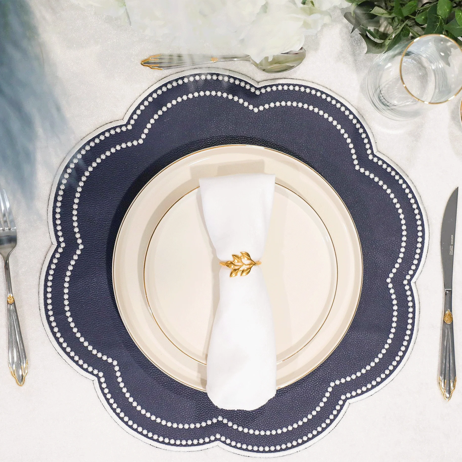 NURTURE BLUE SCALLOPED FAUX LEATHER PLACEMAT - Image 4