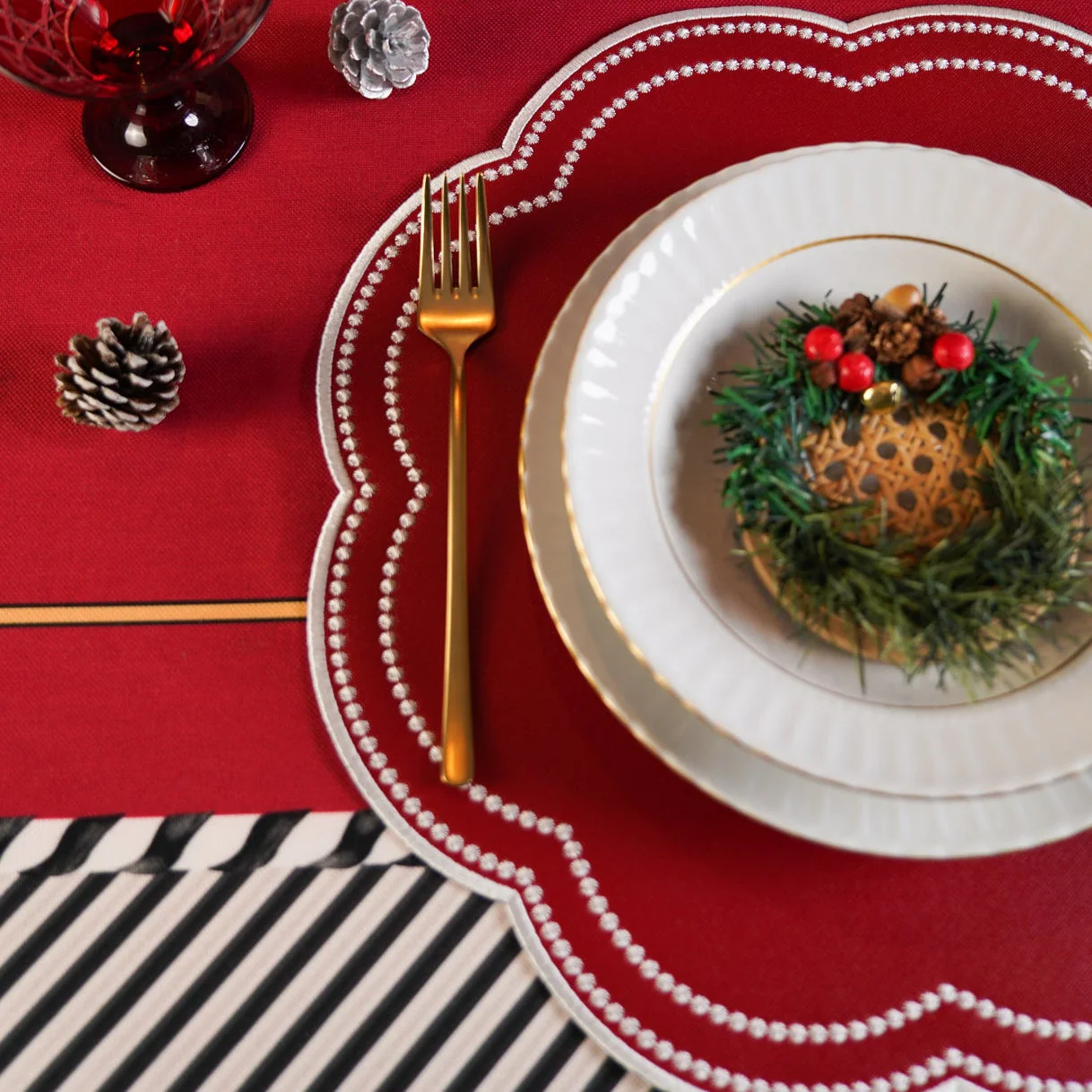 NURTURE RED SCALLOPED FAUX LEATHER PLACEMAT - Image 3