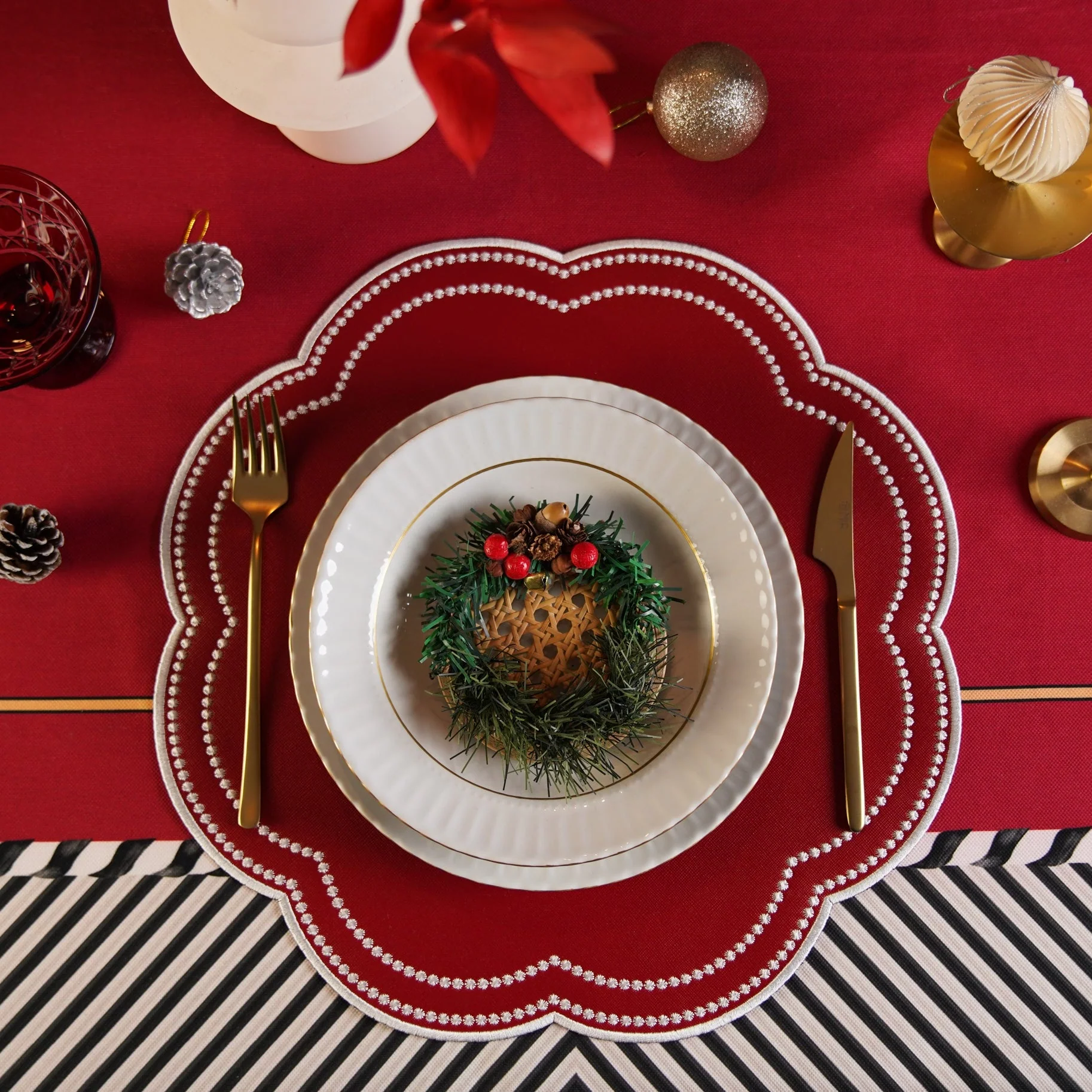 NURTURE RED SCALLOPED FAUX LEATHER PLACEMAT - Image 4