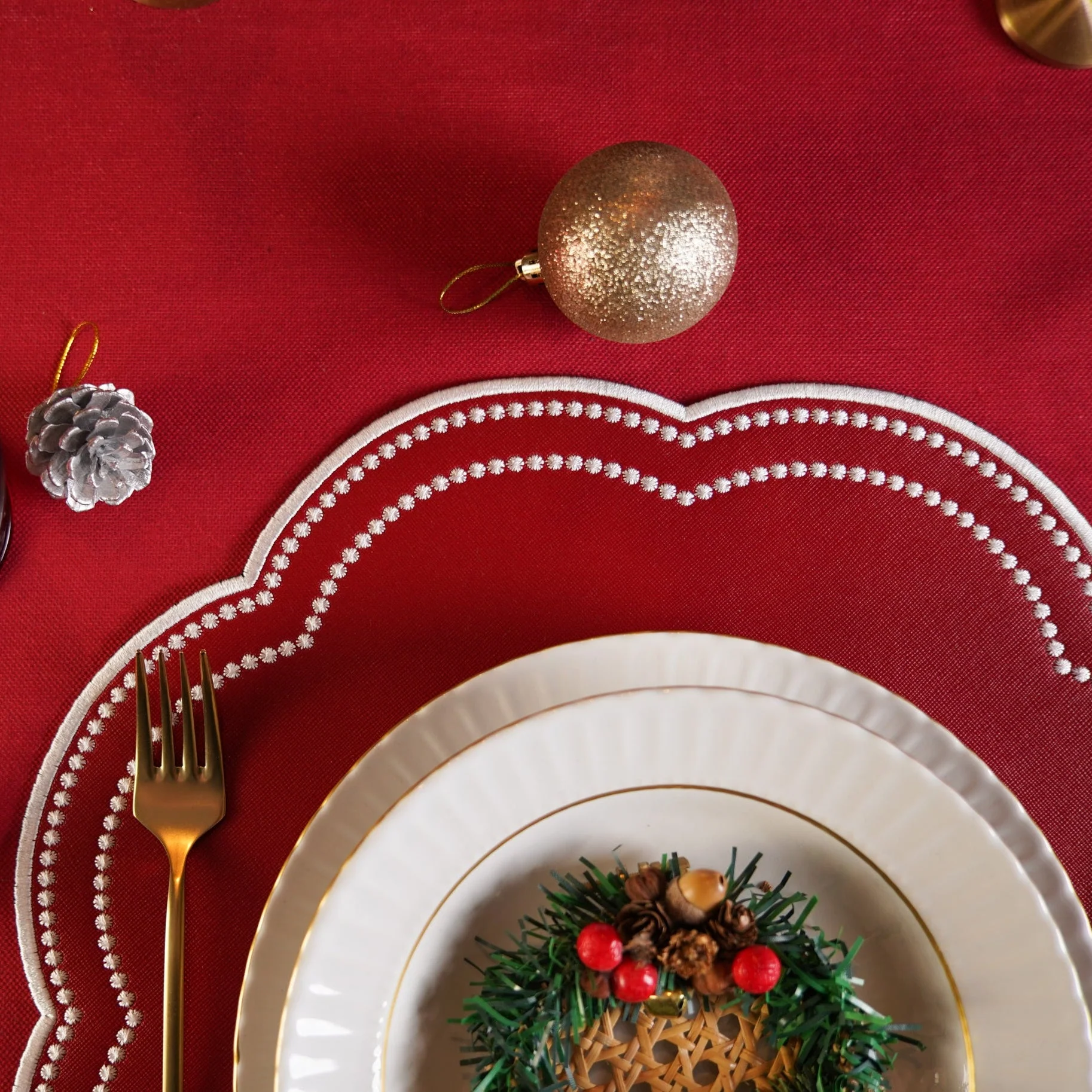 NURTURE RED SCALLOPED FAUX LEATHER PLACEMAT - Image 5