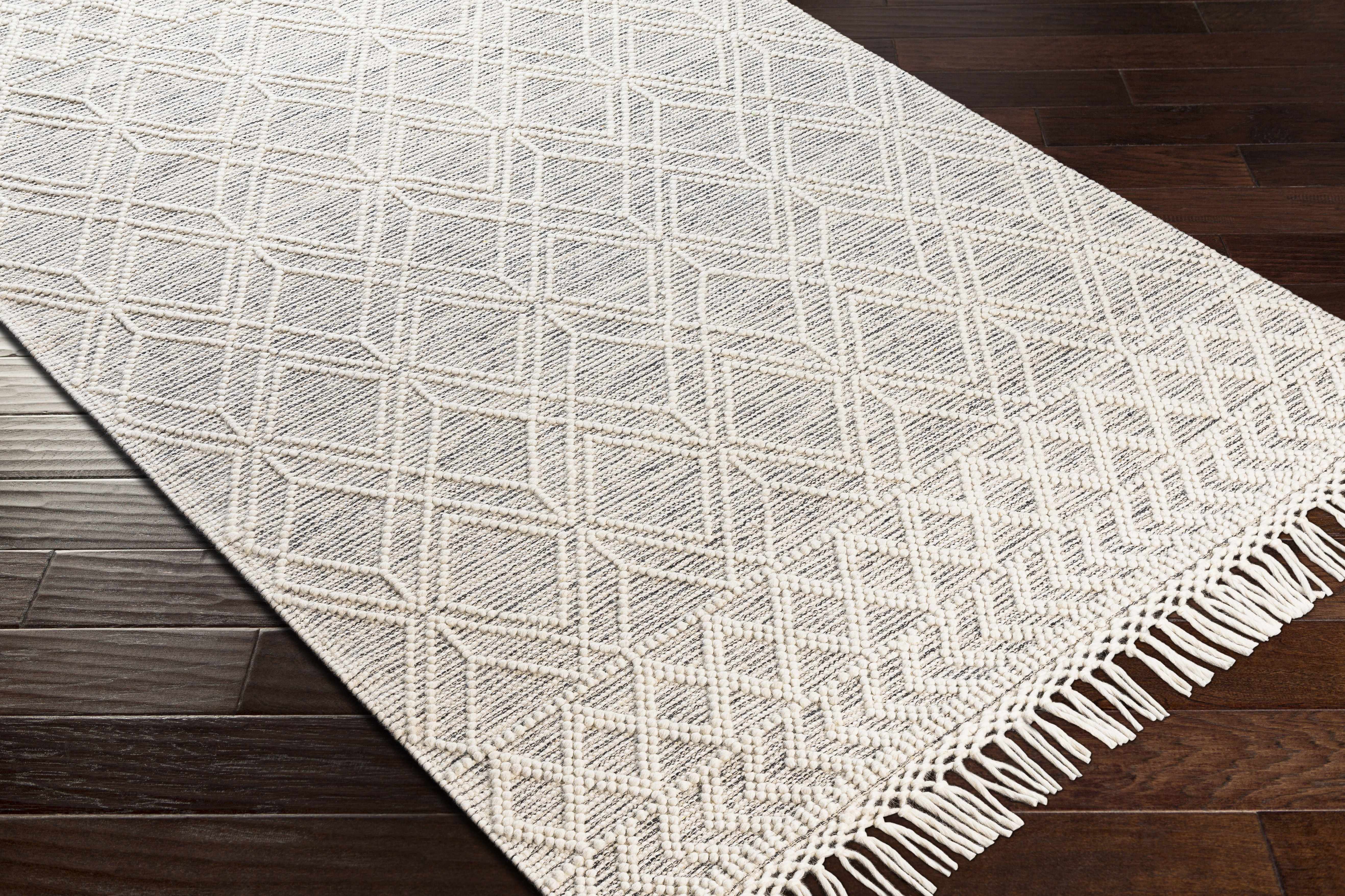Ossun Wool Rug with Tassels - Image 9