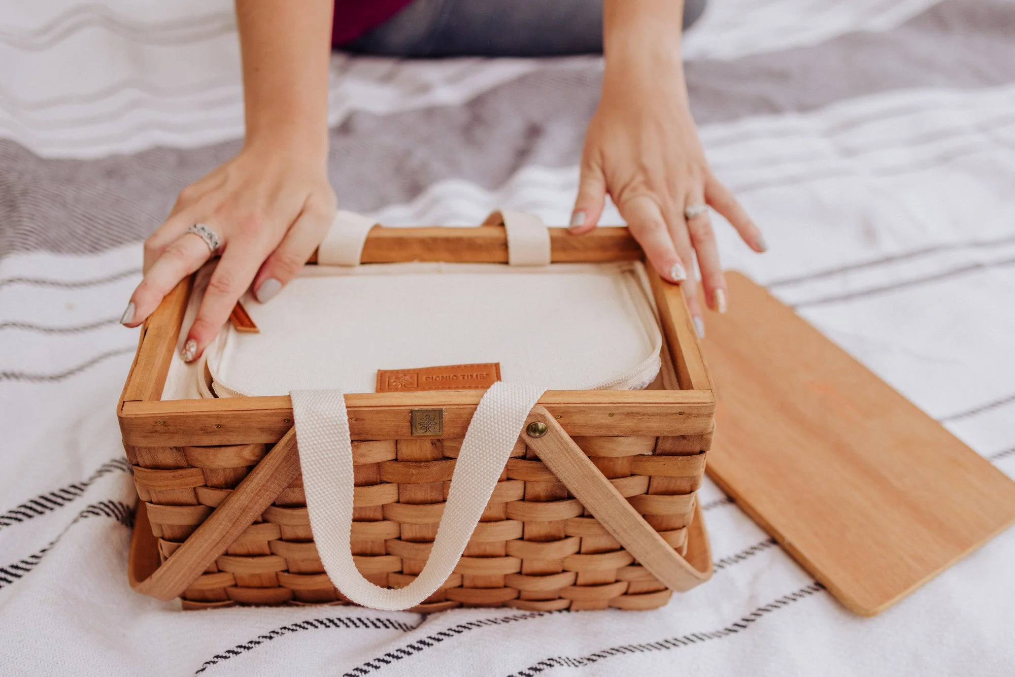 Poppy Personal Picnic Basket - Image 4