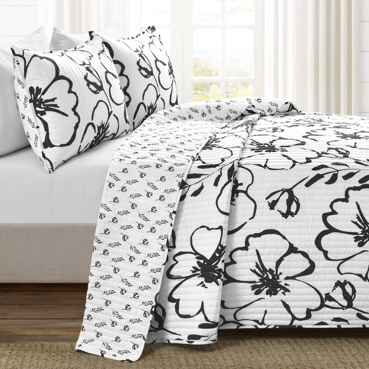 Scandinavian Floral Quilt 3 Piece Set - Image 2