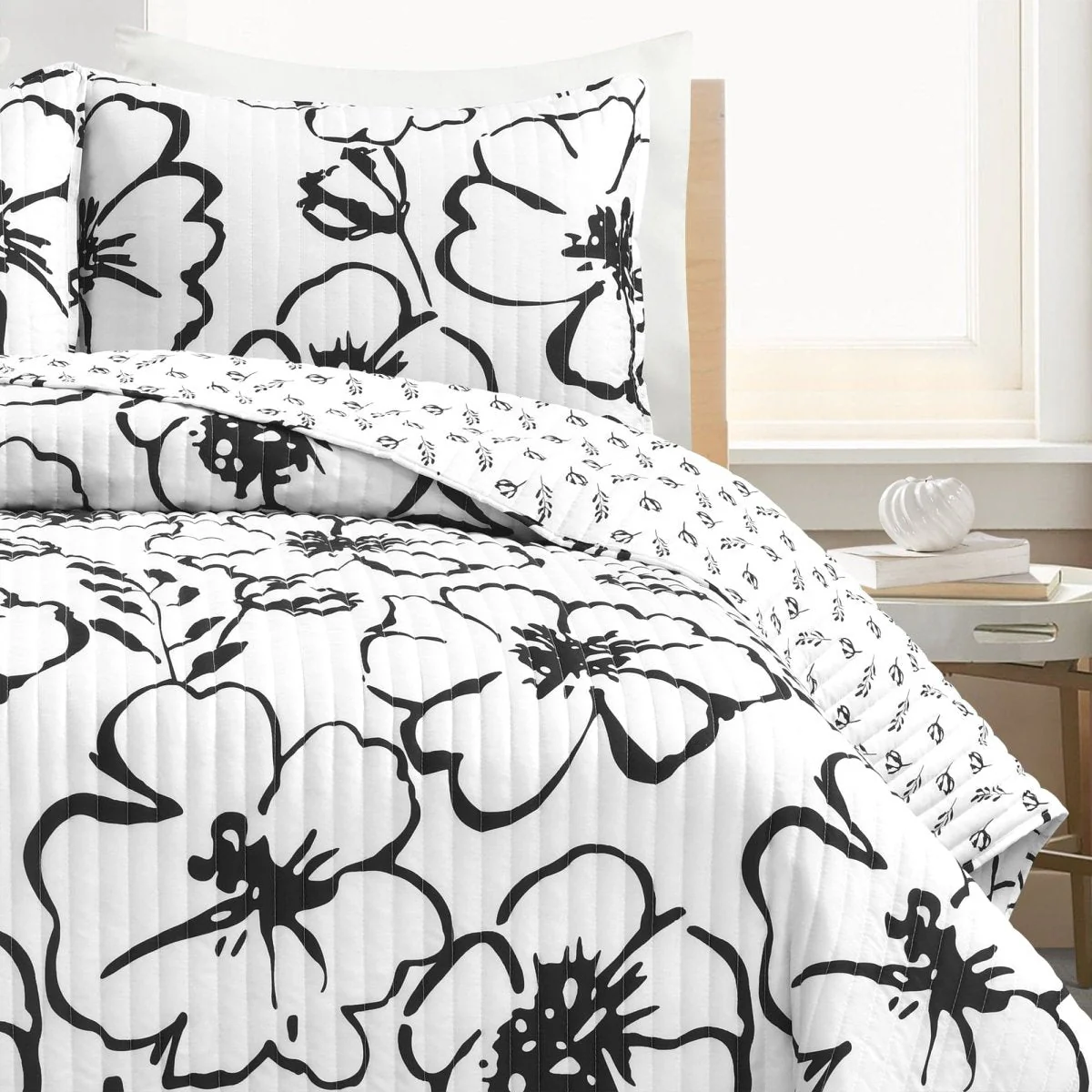Scandinavian Floral Quilt 3 Piece Set - Image 4
