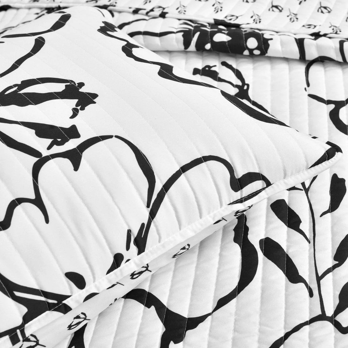 Scandinavian Floral Quilt 3 Piece Set - Image 5