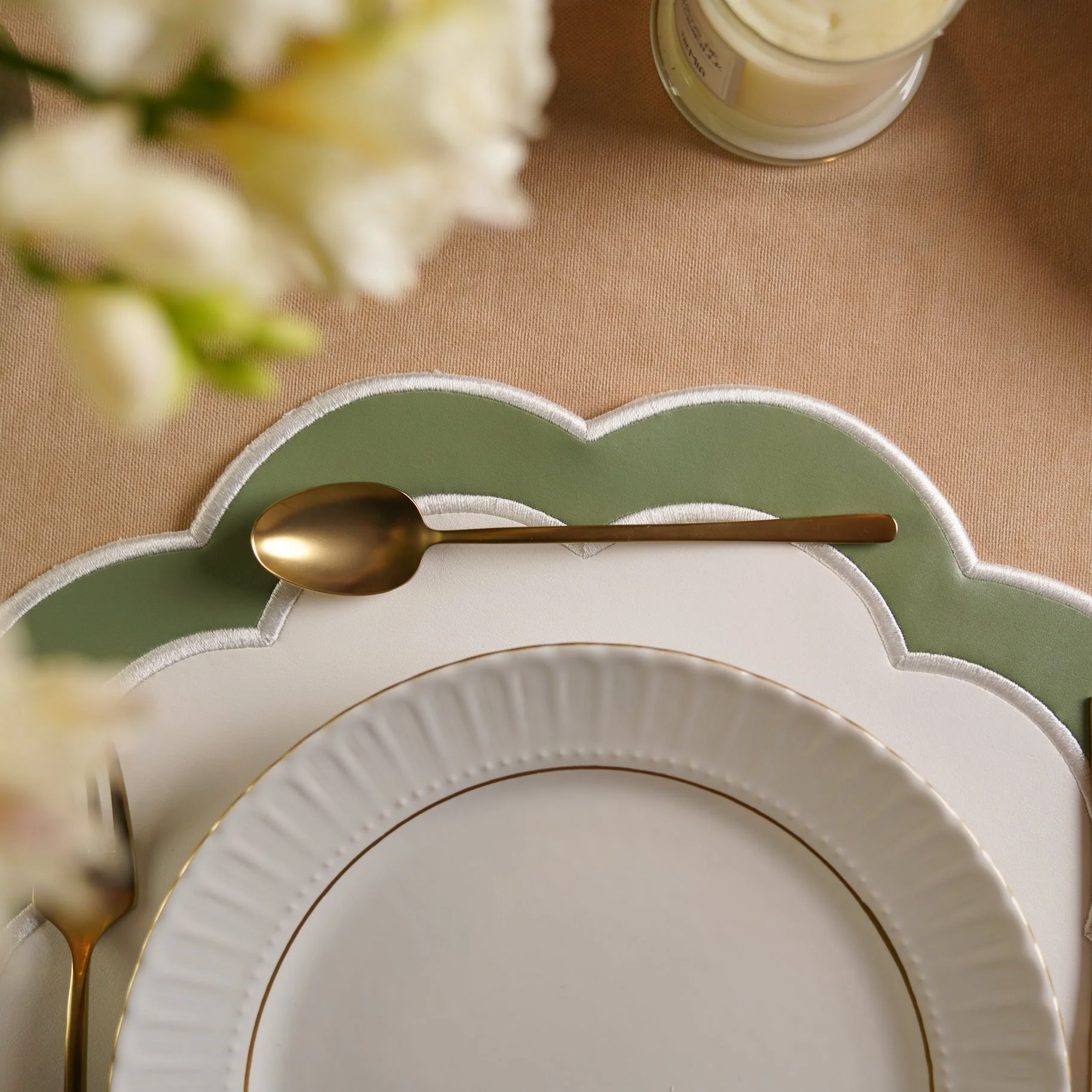 SERENITY WHITE GREEN SCALLOPED FAUX LEATHER PLACEMAT - Image 3