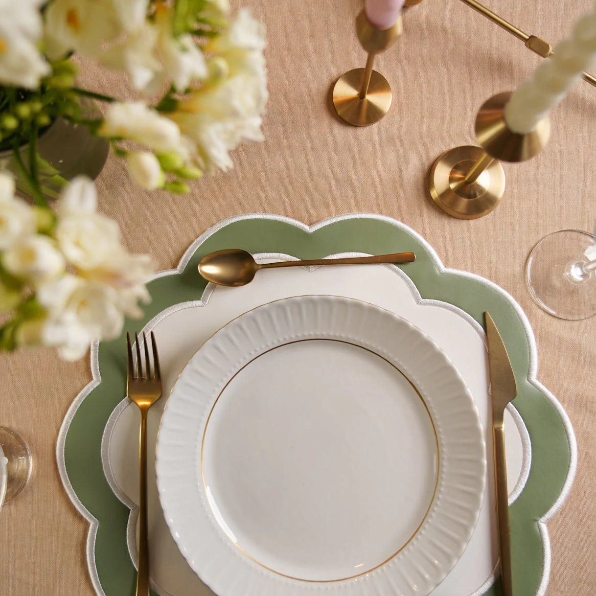 SERENITY WHITE GREEN SCALLOPED FAUX LEATHER PLACEMAT - Image 4