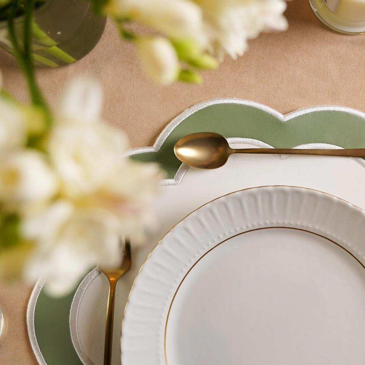 SERENITY WHITE GREEN SCALLOPED FAUX LEATHER PLACEMAT - Image 5