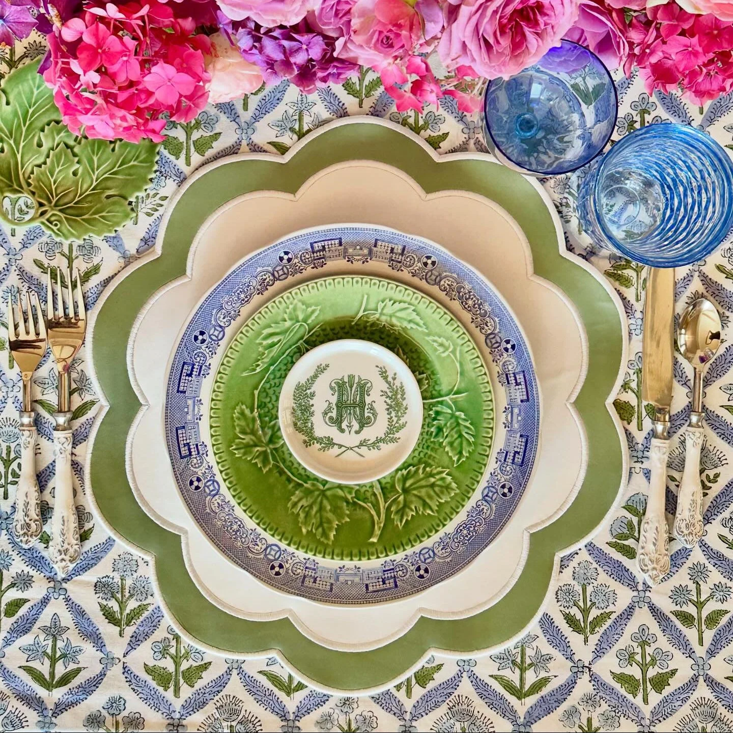 SERENITY WHITE GREEN SCALLOPED FAUX LEATHER PLACEMAT - Image 6