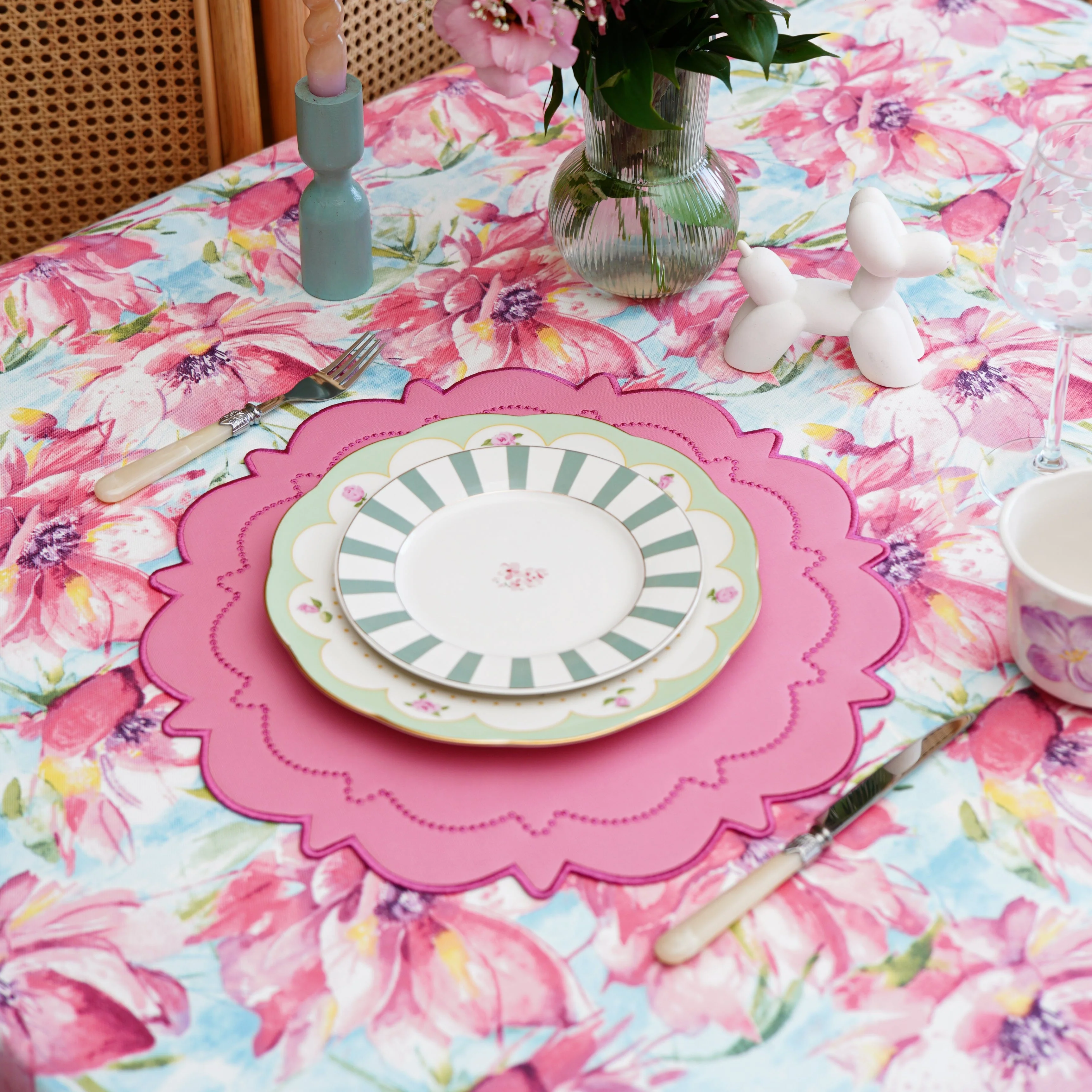 SOLSTICE PINK SCALLOPED FAUX LEATHER PLACEMAT - Image 3