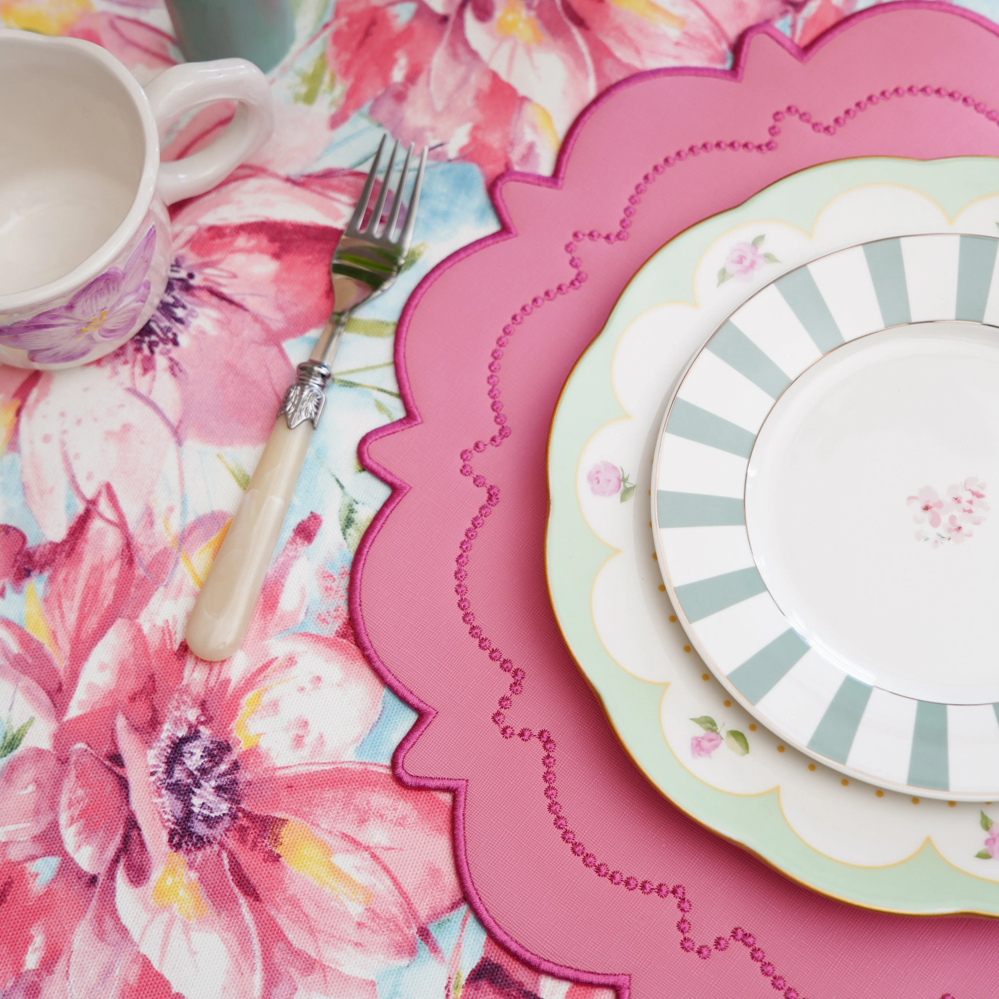 SOLSTICE PINK SCALLOPED FAUX LEATHER PLACEMAT - Image 4