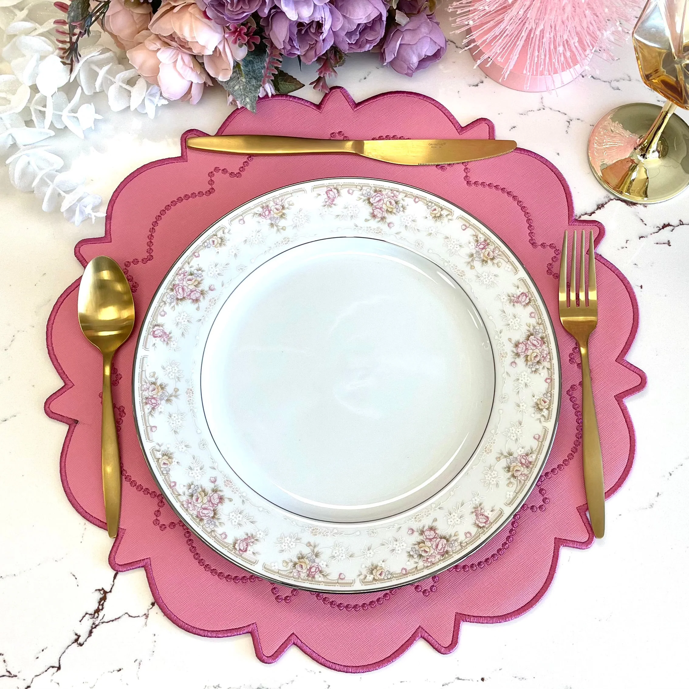 SOLSTICE PINK SCALLOPED FAUX LEATHER PLACEMAT - Image 6