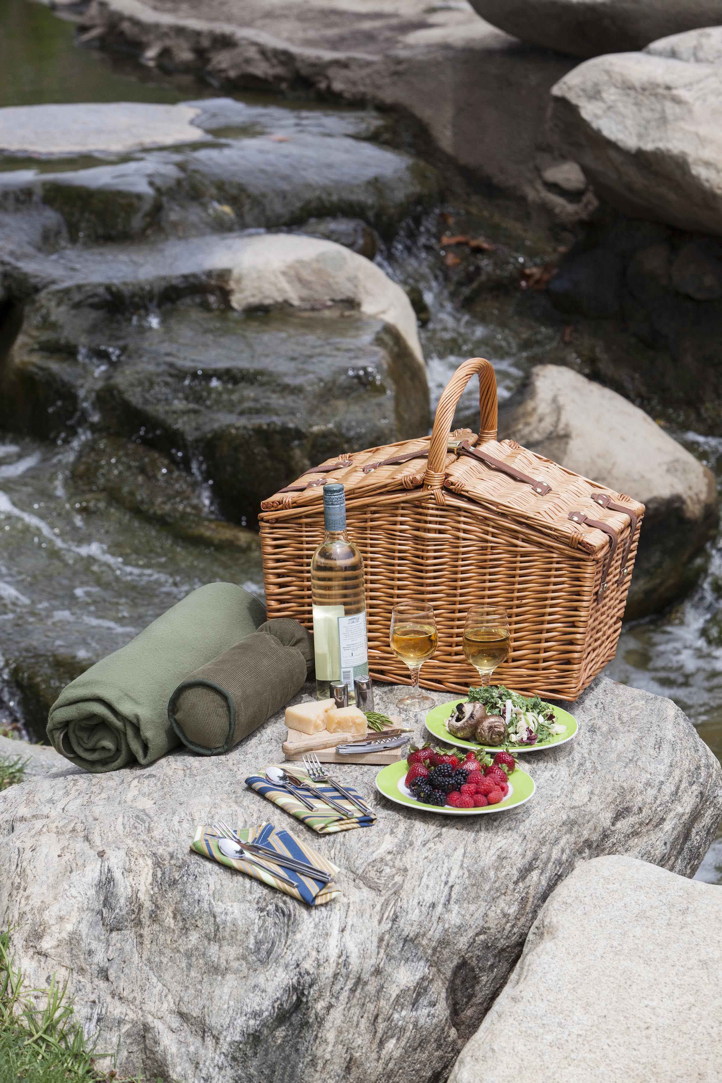 Somerset Picnic Basket - Image 32