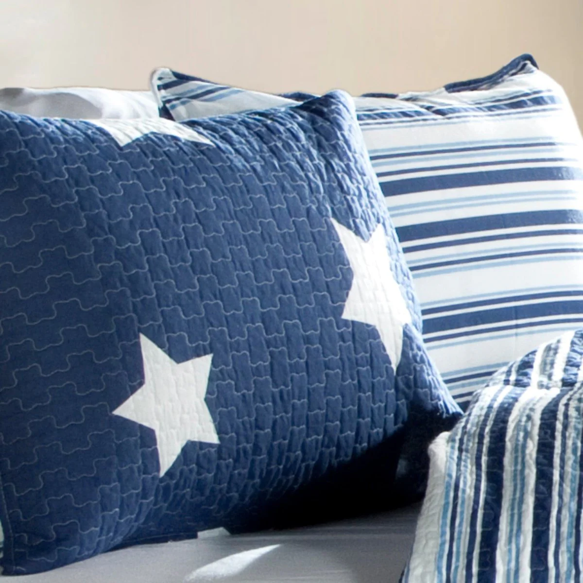 Star Reversible 3 Piece Quilt Set - Image 3