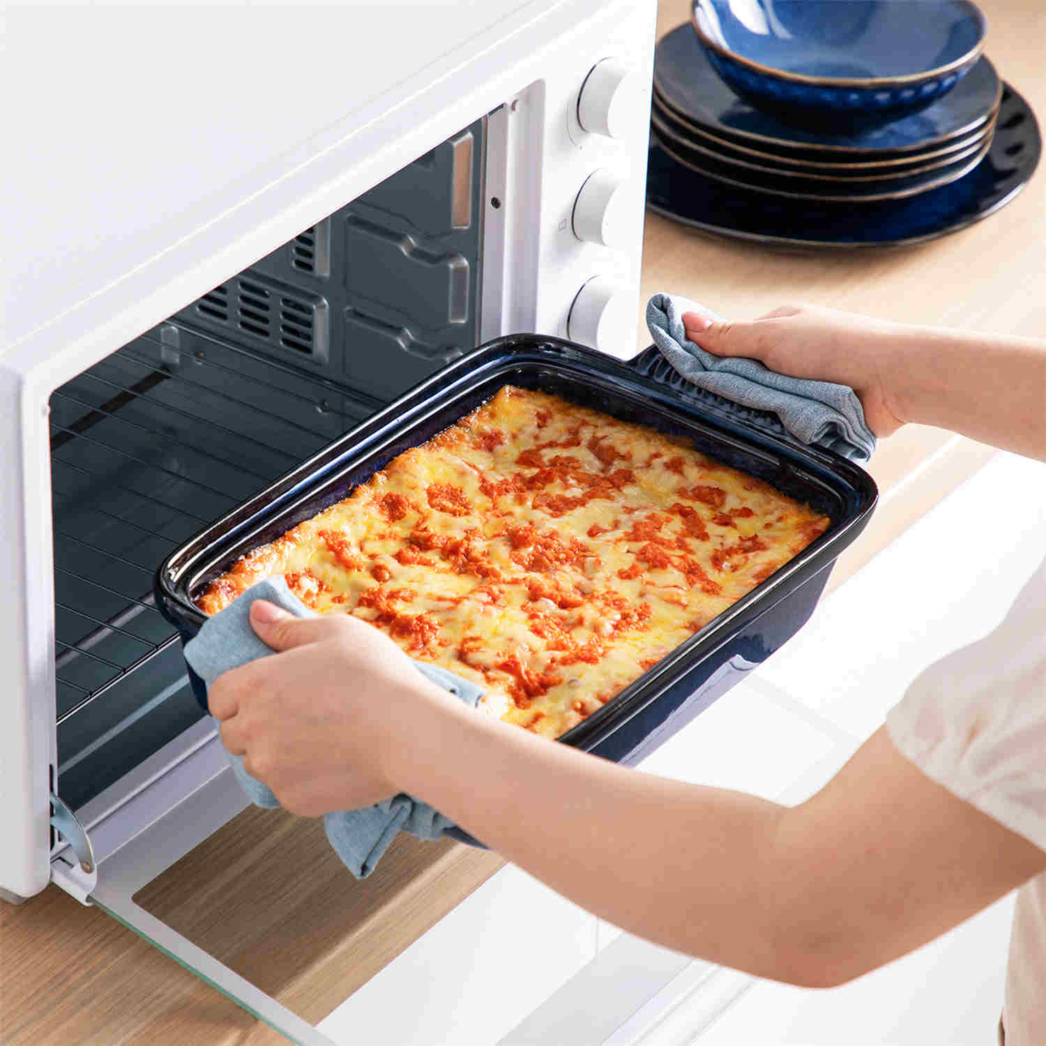 Starry Casserole With Lid 3.8QT - Image 3