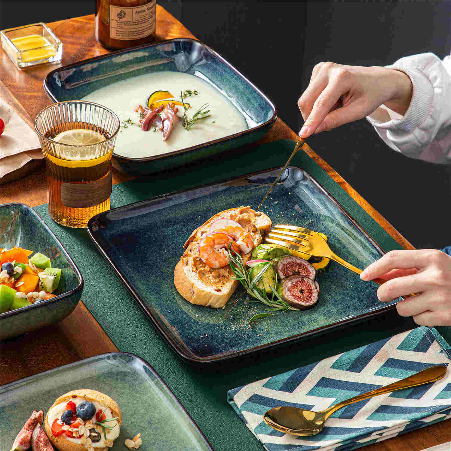 Stern 16 Piece Dinnerware Set - Image 4
