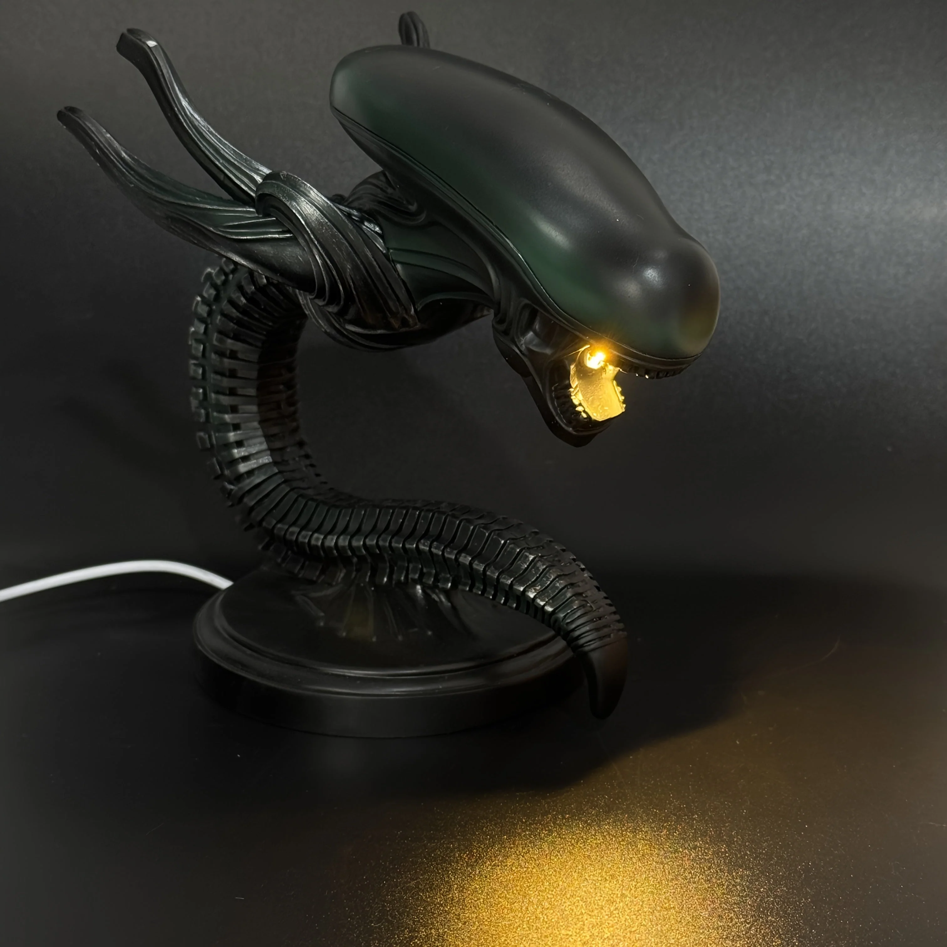 USB Alien Head Lamp – Sci-Fi Resin Desk Light for Bedroom, Office & Halloween Decor - Image 7