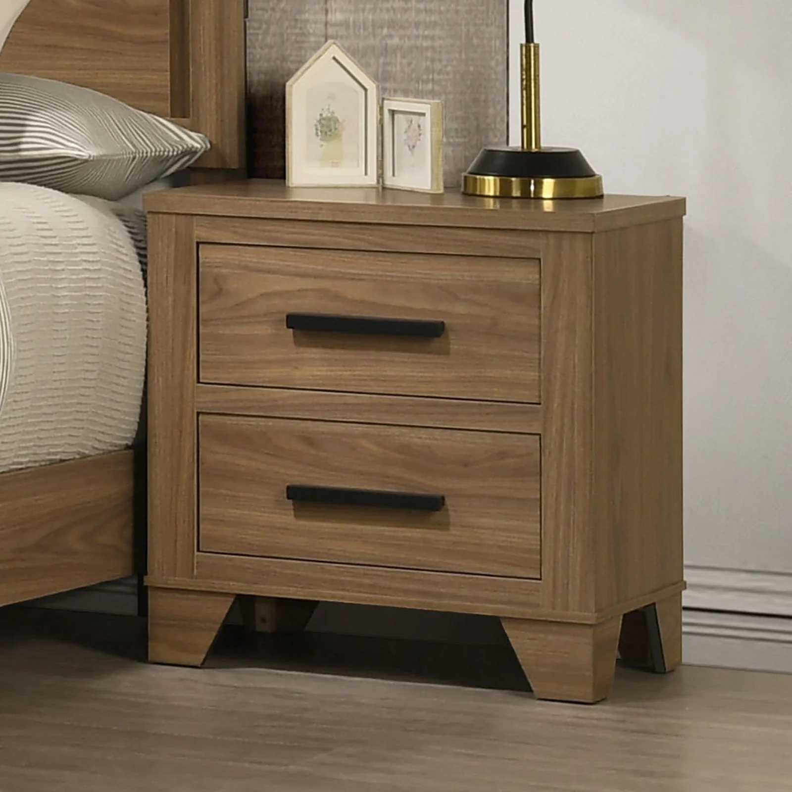 Walnut / Chestnut 3pc Queen Size Bedroom Set with Nightstands - Image 3