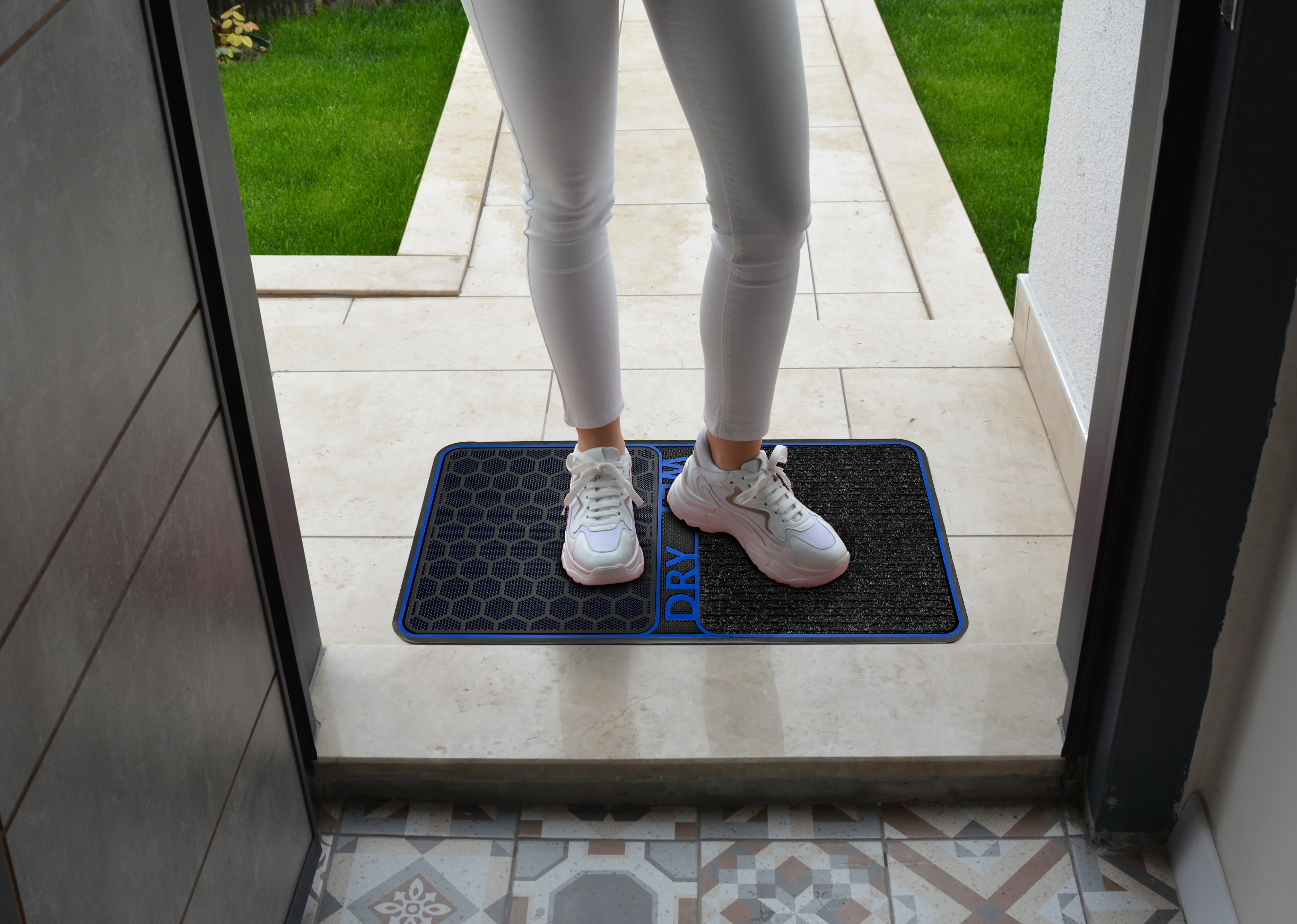Wet & Dry Shoe Cleaning 18 in. x 32 in. Rectangular Door Mat - Image 3