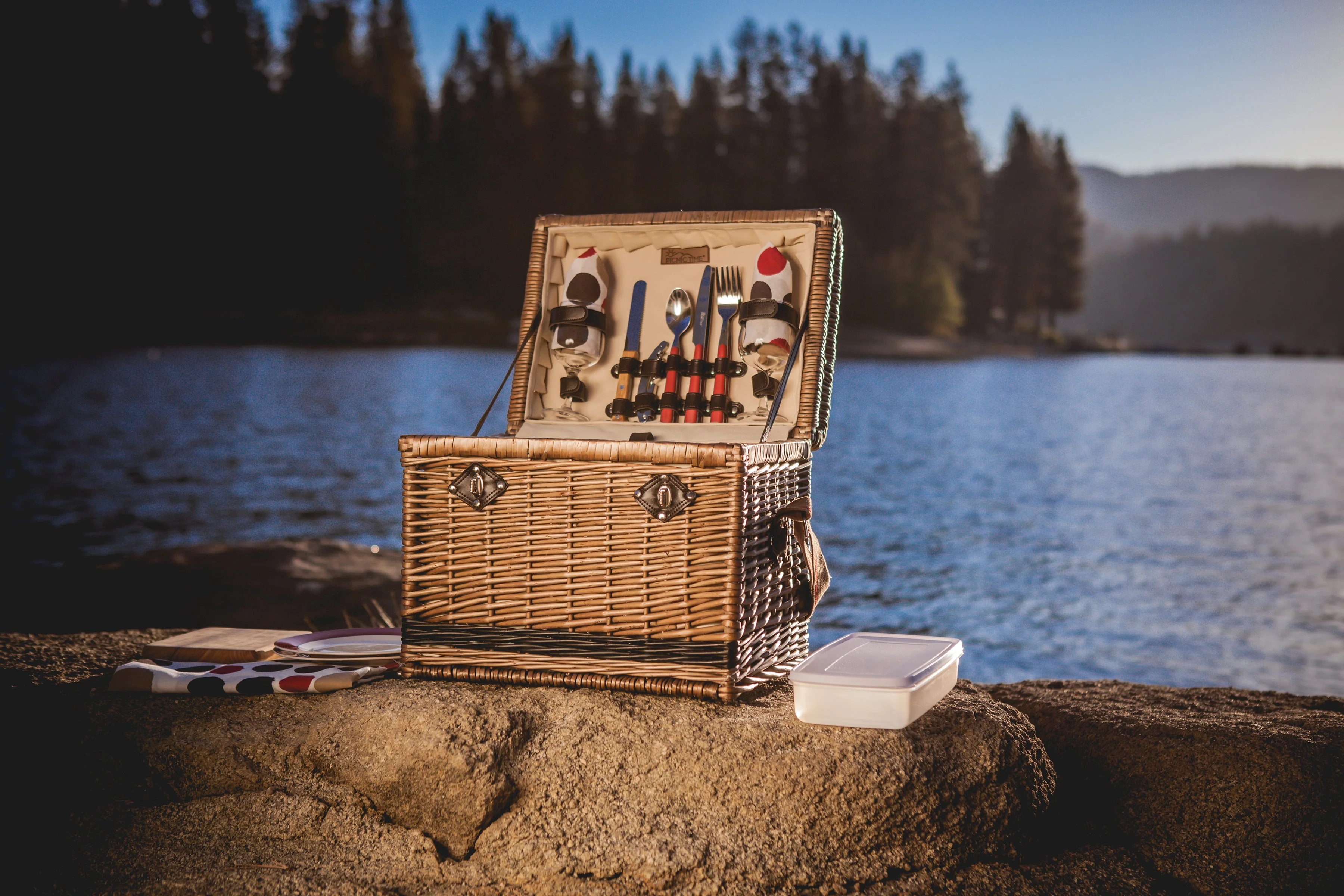 Yellowstone Picnic Basket - Image 12
