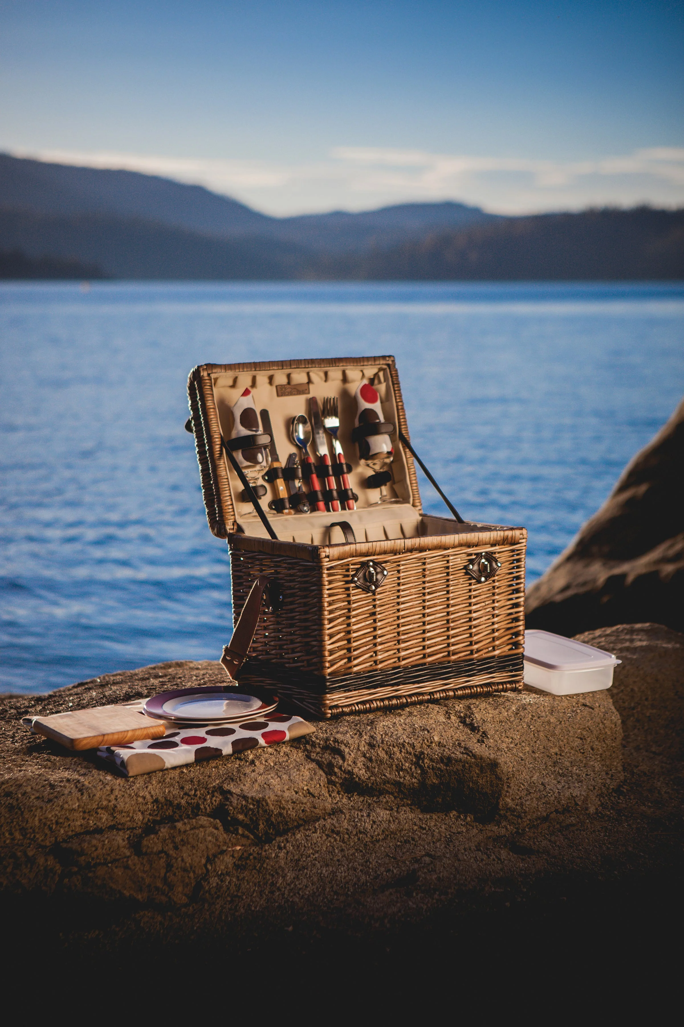 Yellowstone Picnic Basket - Image 4